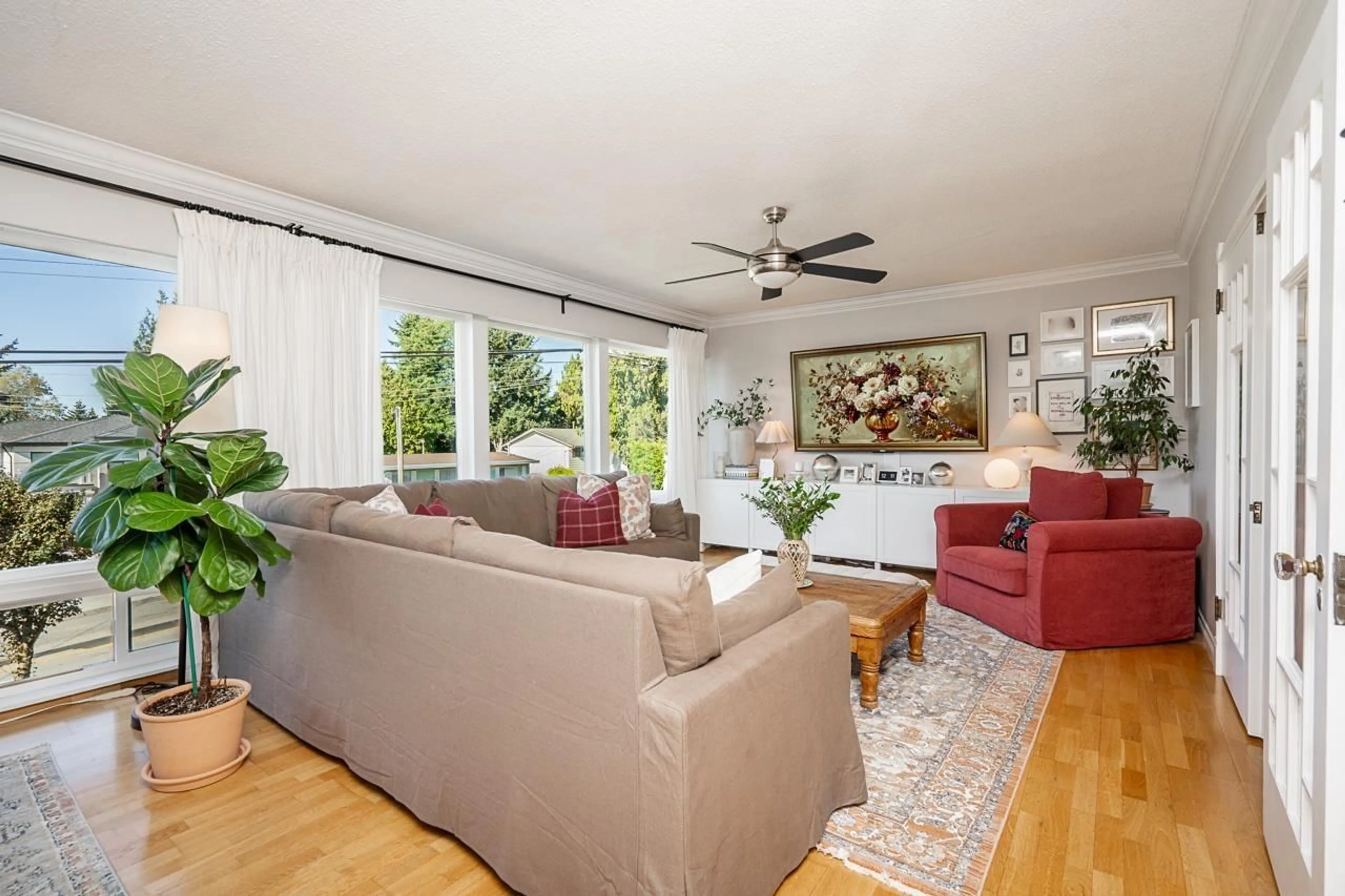 Living room with furniture, unknown for 5846 180 STREET, Surrey British Columbia V3S4L1