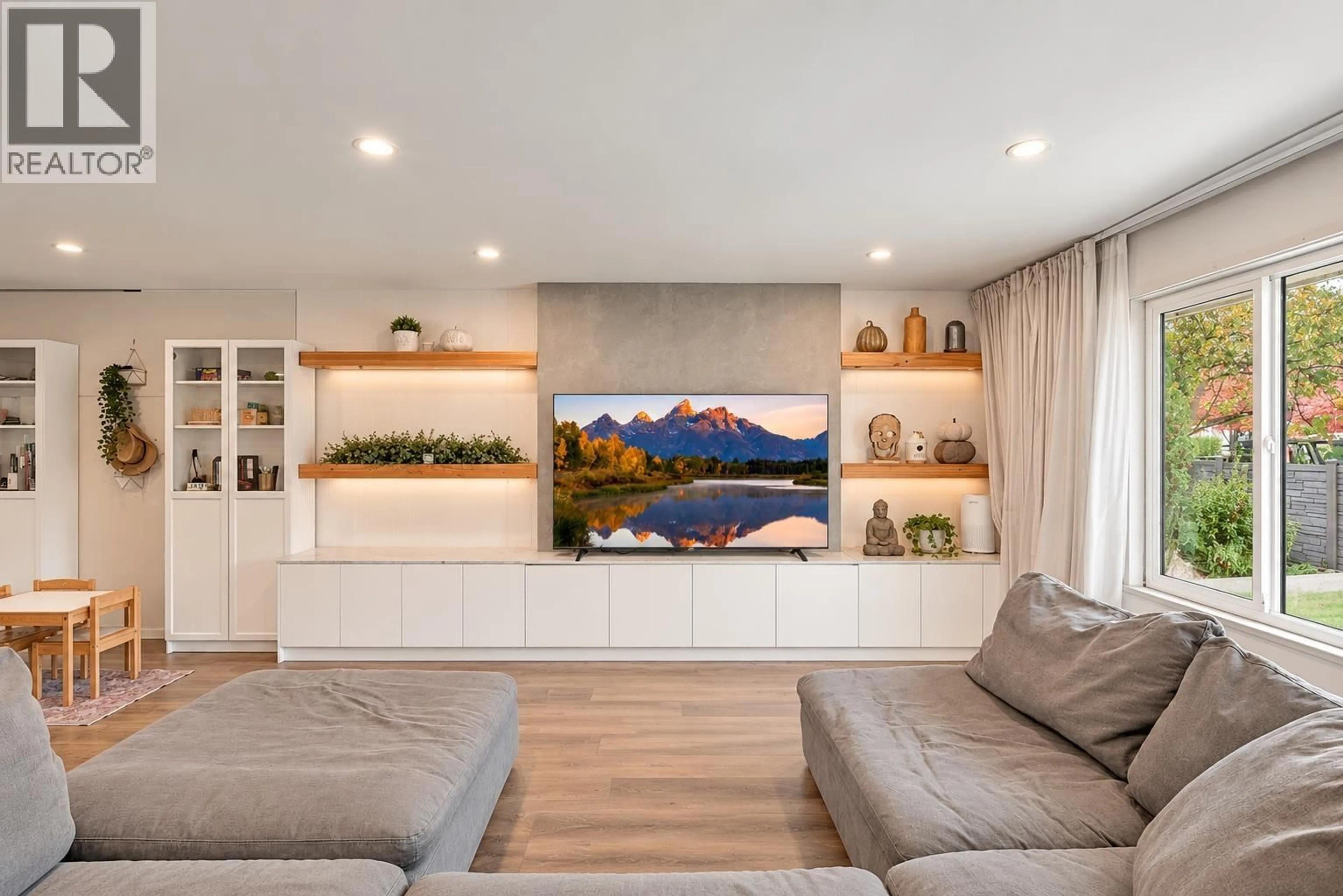 Living room with furniture, unknown for 4580 BOUNDARY ROAD, Burnaby British Columbia V5R2N4
