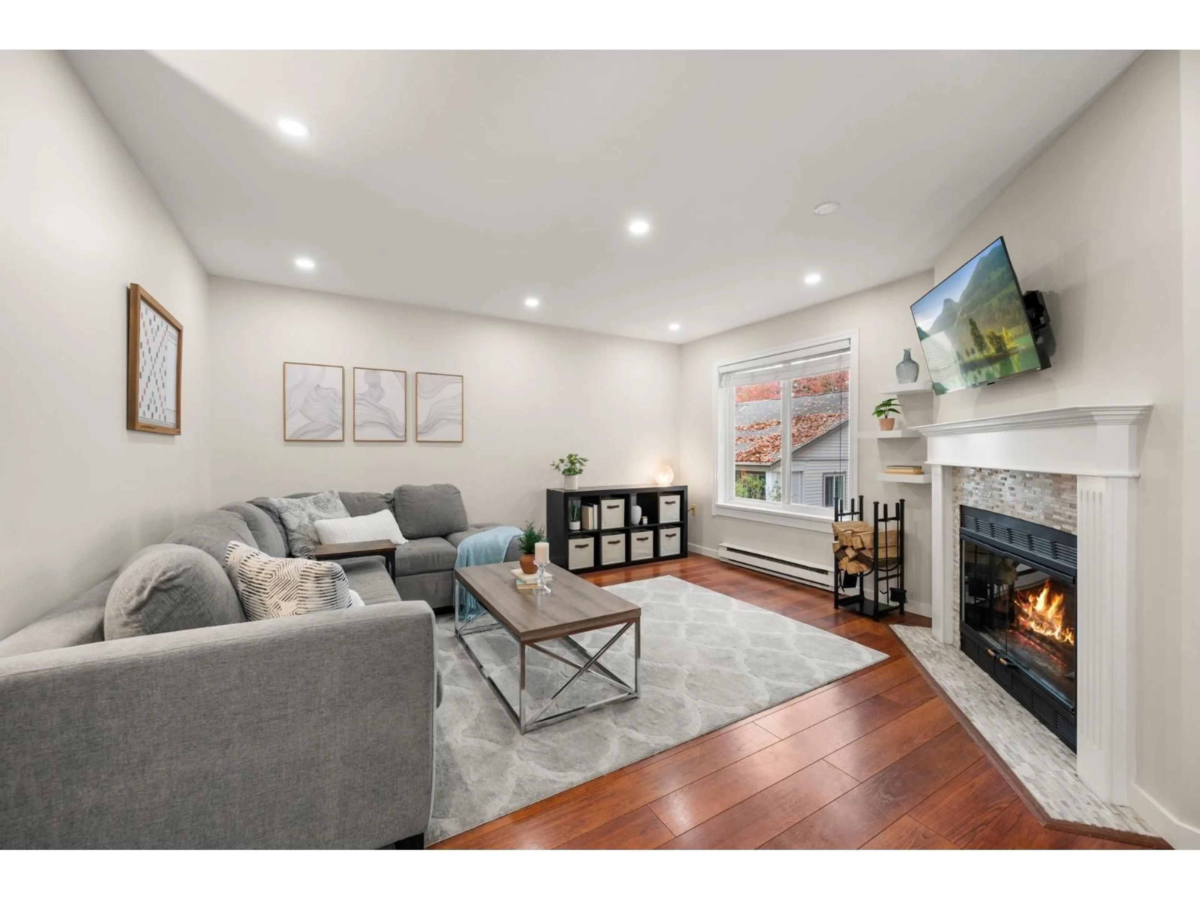 Living room with furniture, unknown for 8 - 12916 17 AVENUE, Surrey British Columbia V4A1T5