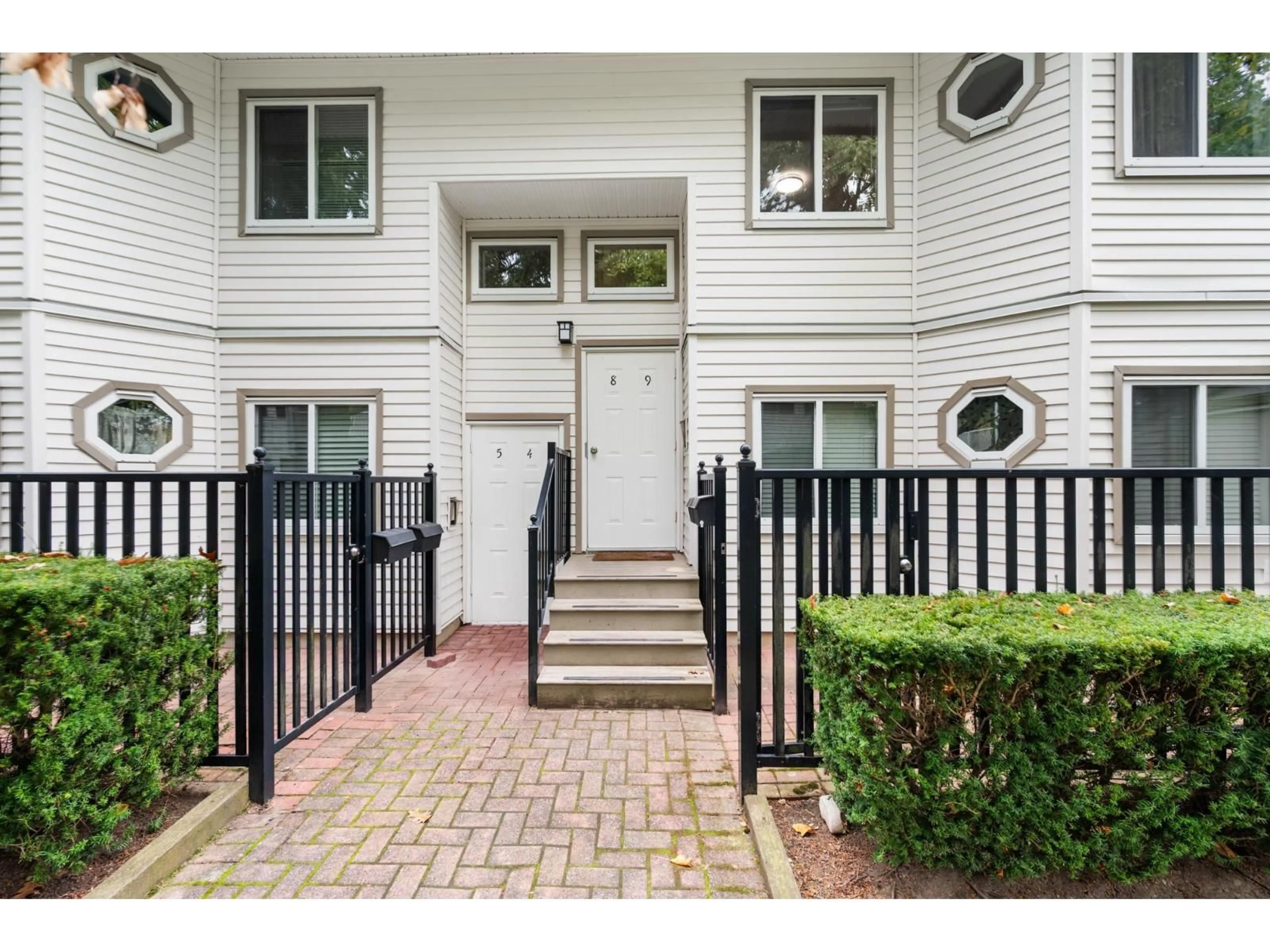 Indoor entryway for 8 - 12916 17 AVENUE, Surrey British Columbia V4A1T5