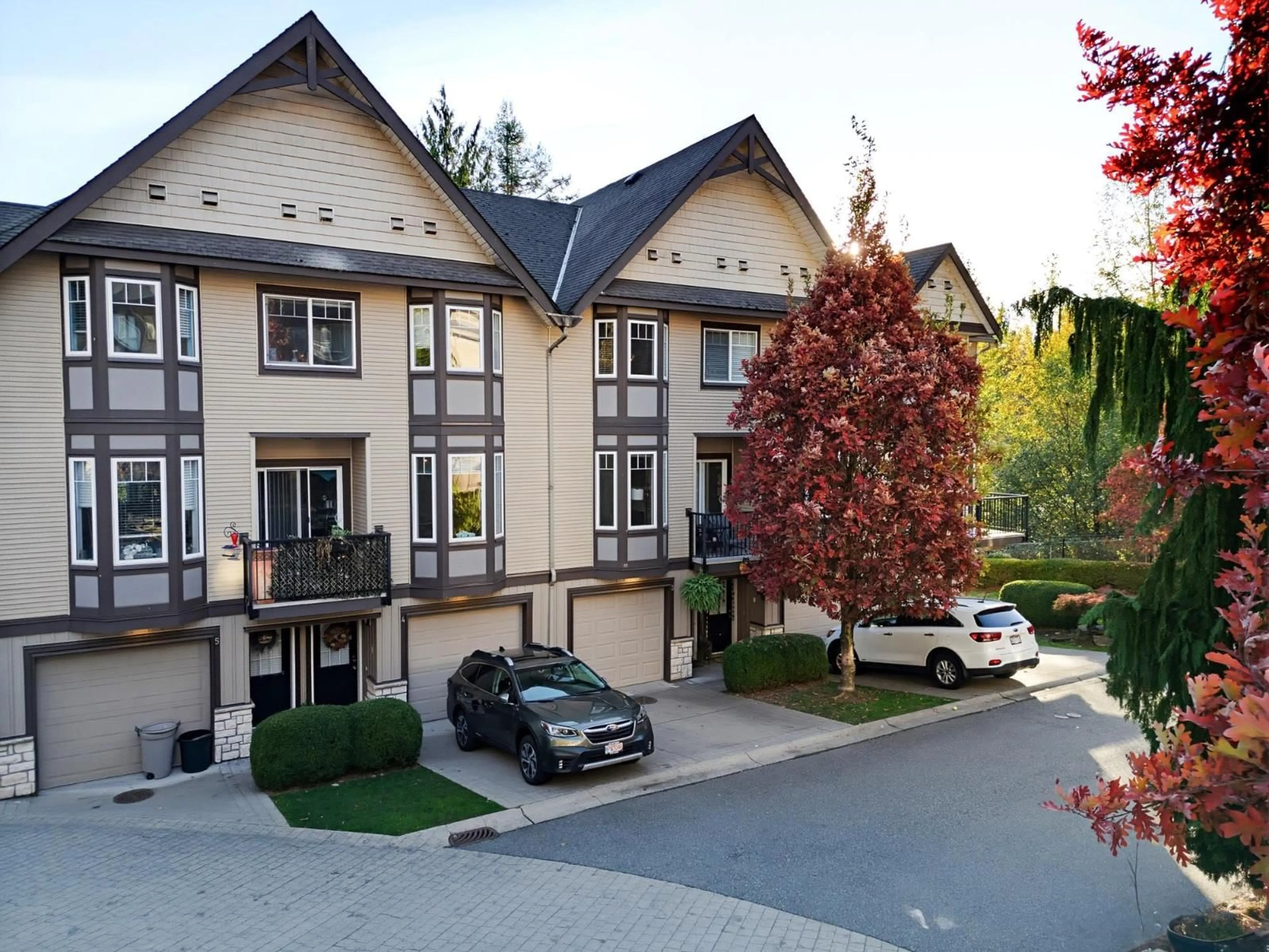 A pic from outside/outdoor area/front of a property/back of a property/a pic from drone, unknown for 3 - 32501 FRASER CRESCENT, Mission British Columbia V2V1C5