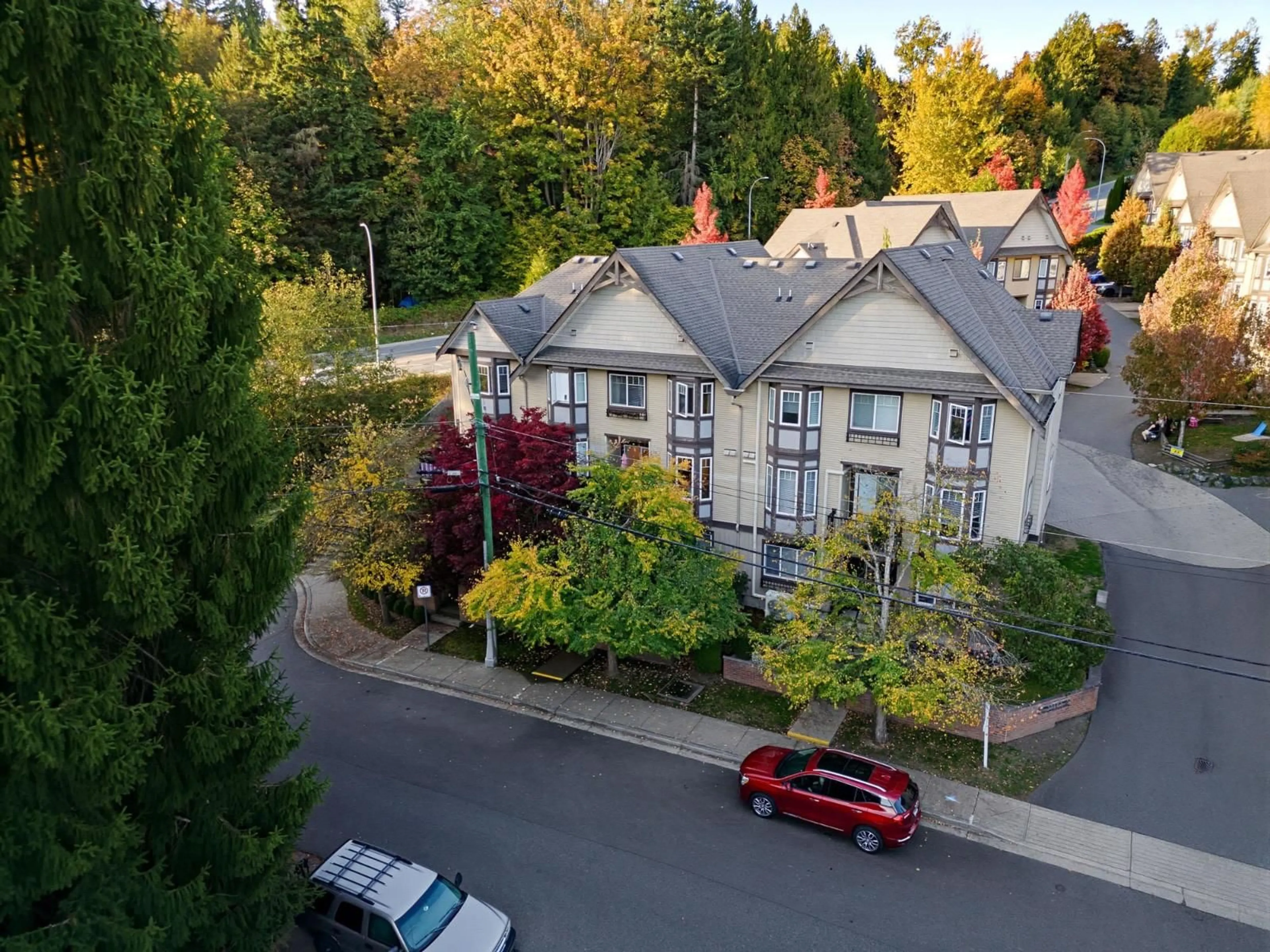 A pic from outside/outdoor area/front of a property/back of a property/a pic from drone, street for 3 - 32501 FRASER CRESCENT, Mission British Columbia V2V1C5