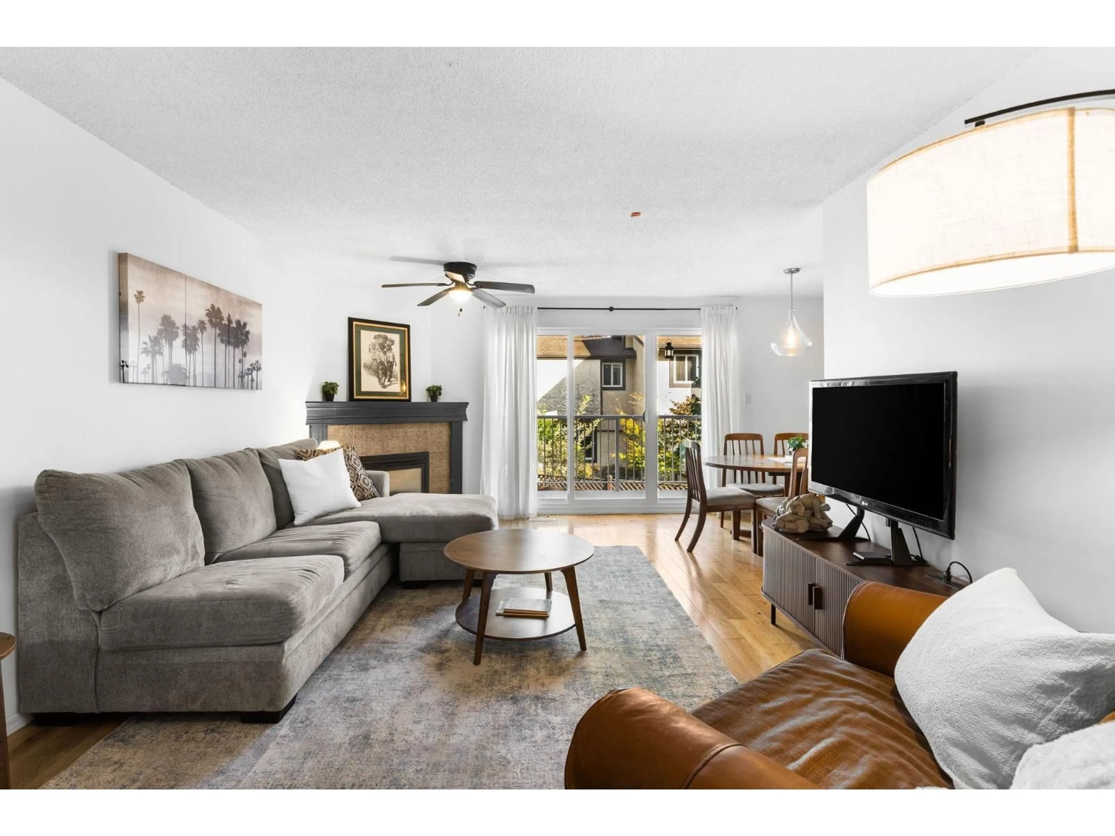 Living room with furniture, unknown for 15 - 33361 WREN CRESCENT, Abbotsford British Columbia V2S5V9