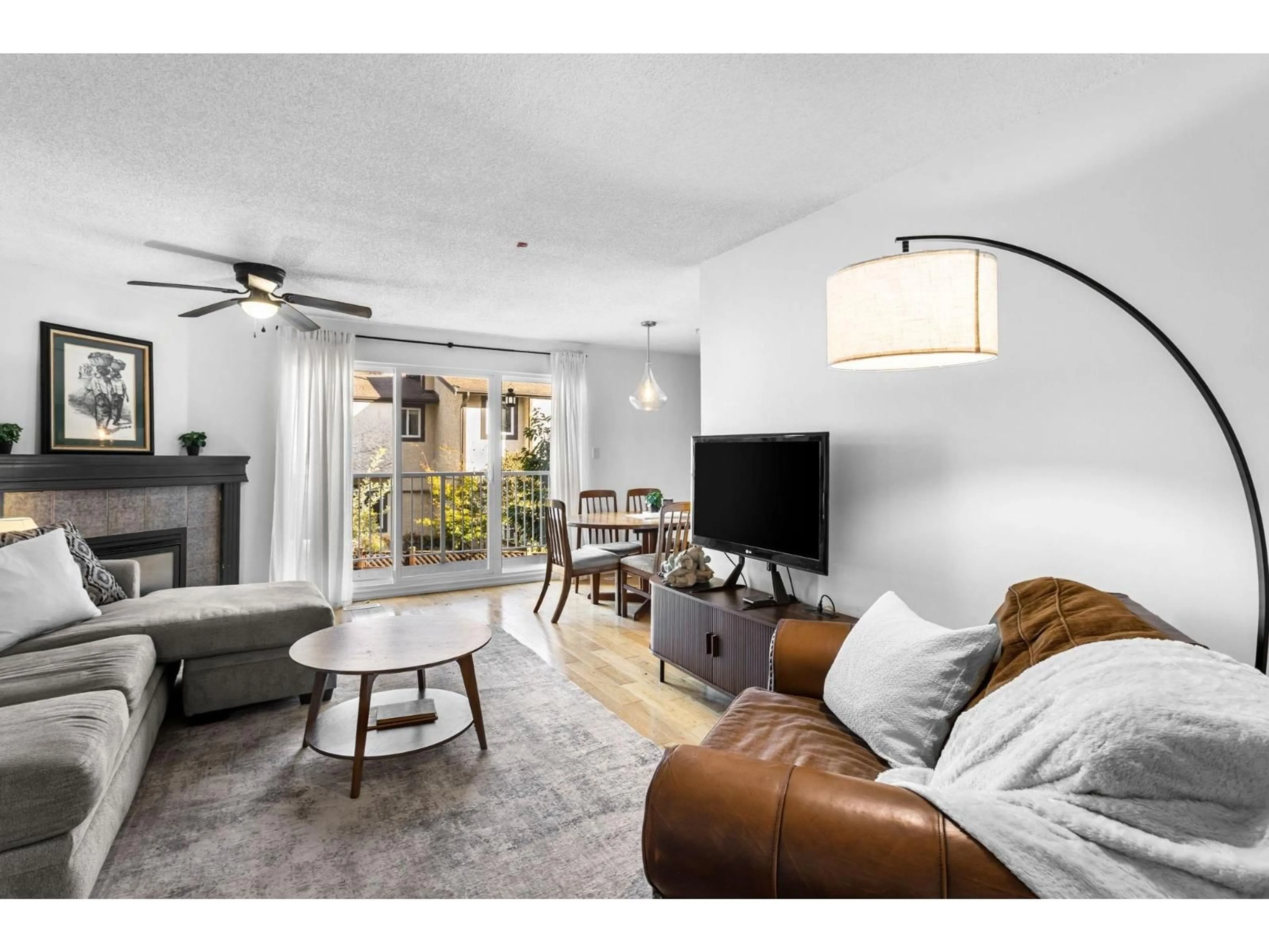 Living room with furniture, unknown for 15 - 33361 WREN CRESCENT, Abbotsford British Columbia V2S5V9
