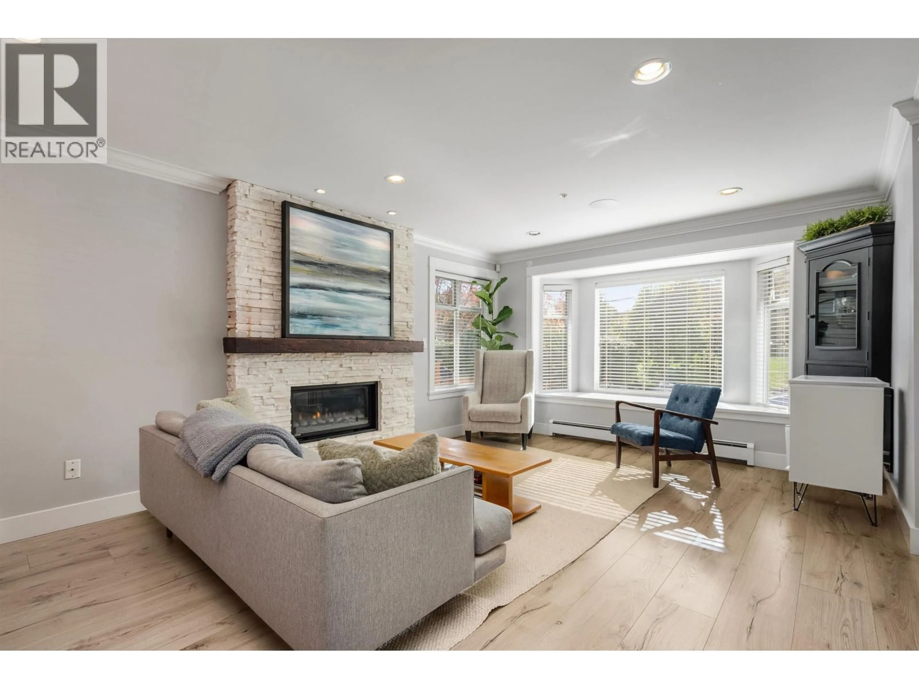 Living room with furniture, unknown for 35 15TH AVENUE, Vancouver British Columbia V5Y1X7