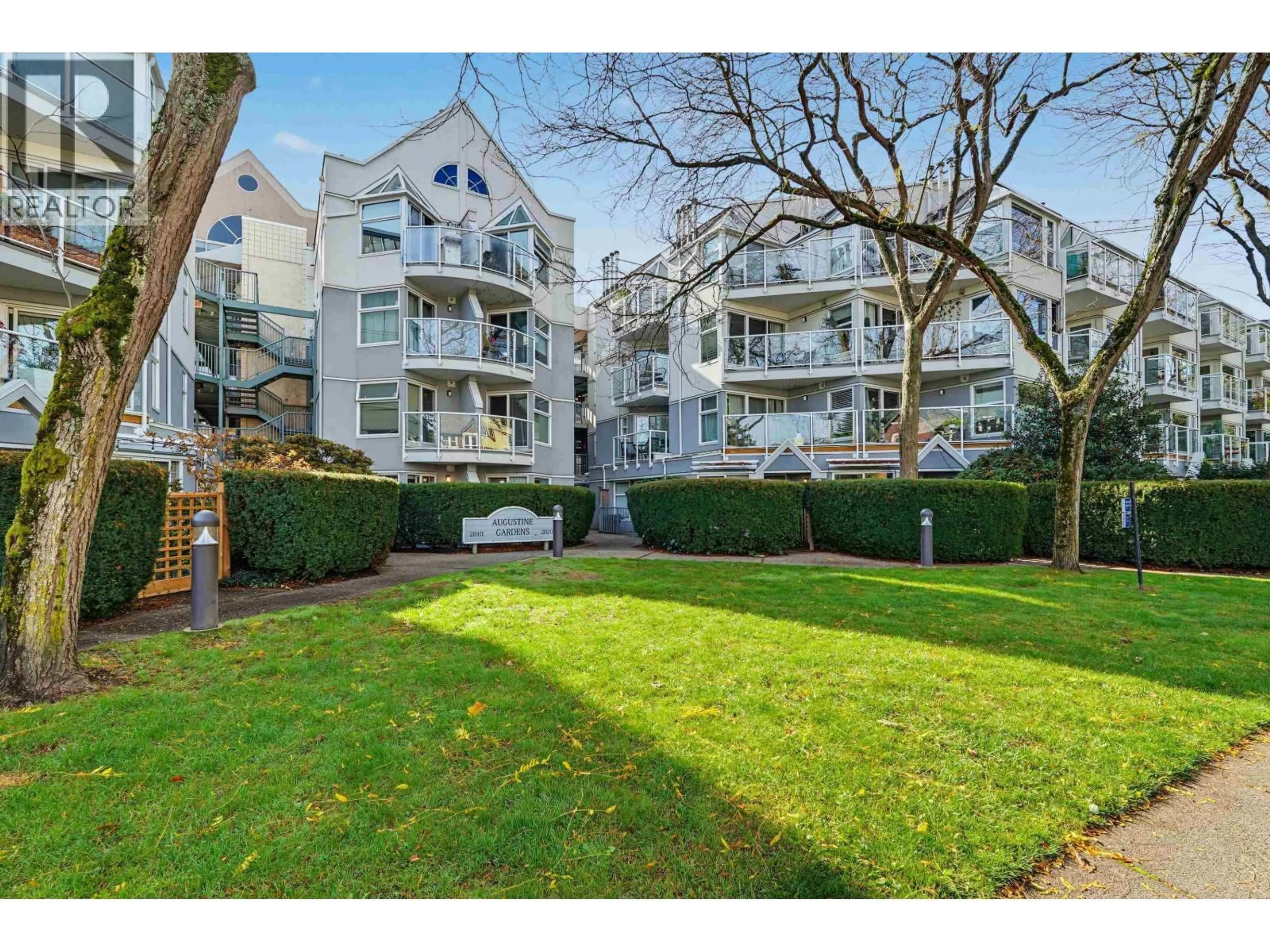 A pic from outside/outdoor area/front of a property/back of a property/a pic from drone, unknown for 314 - 2020 8TH AVENUE, Vancouver British Columbia V6J1W5