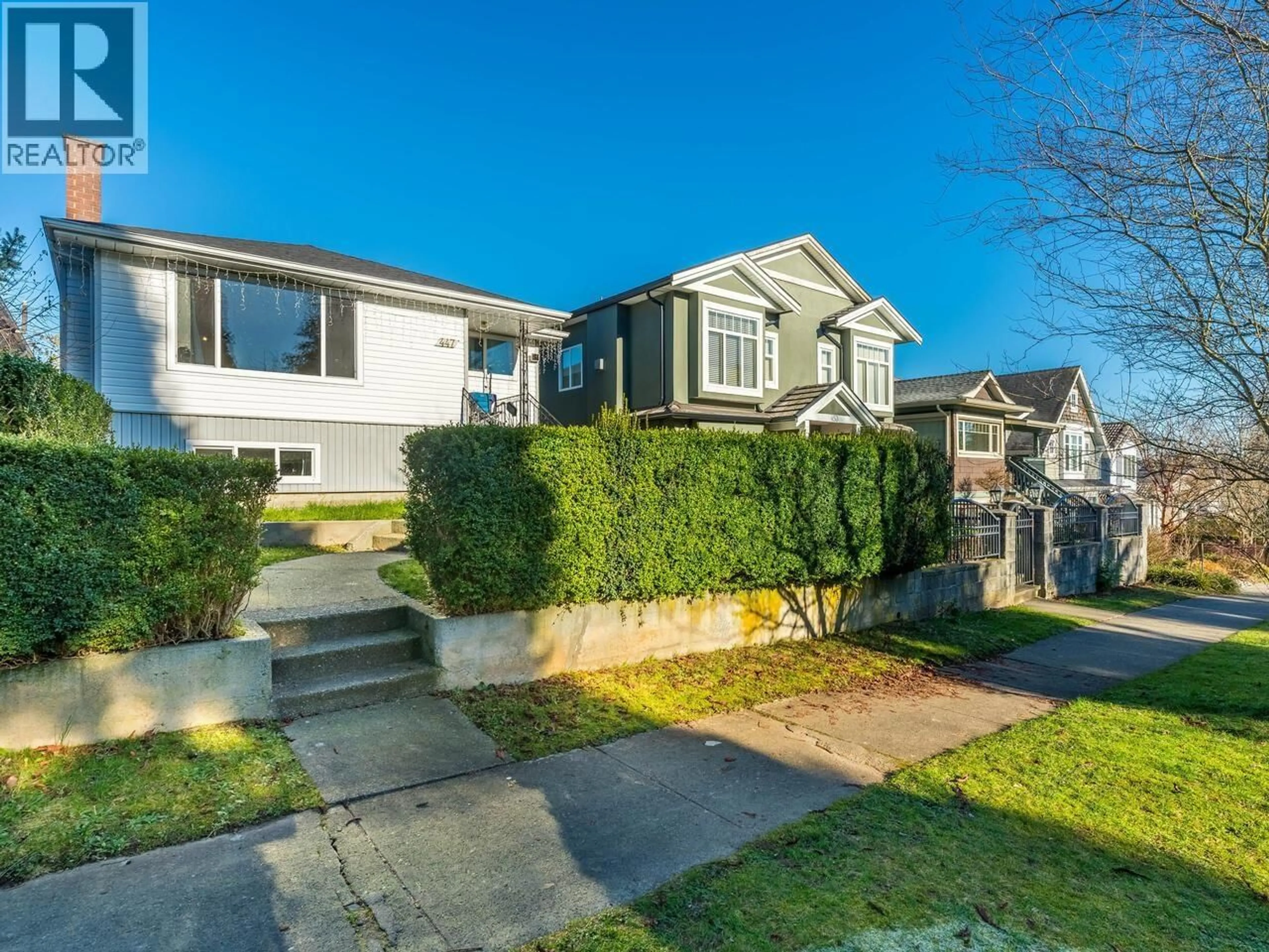A pic from outside/outdoor area/front of a property/back of a property/a pic from drone, street for 447 30TH AVENUE, Vancouver British Columbia V5V2V5