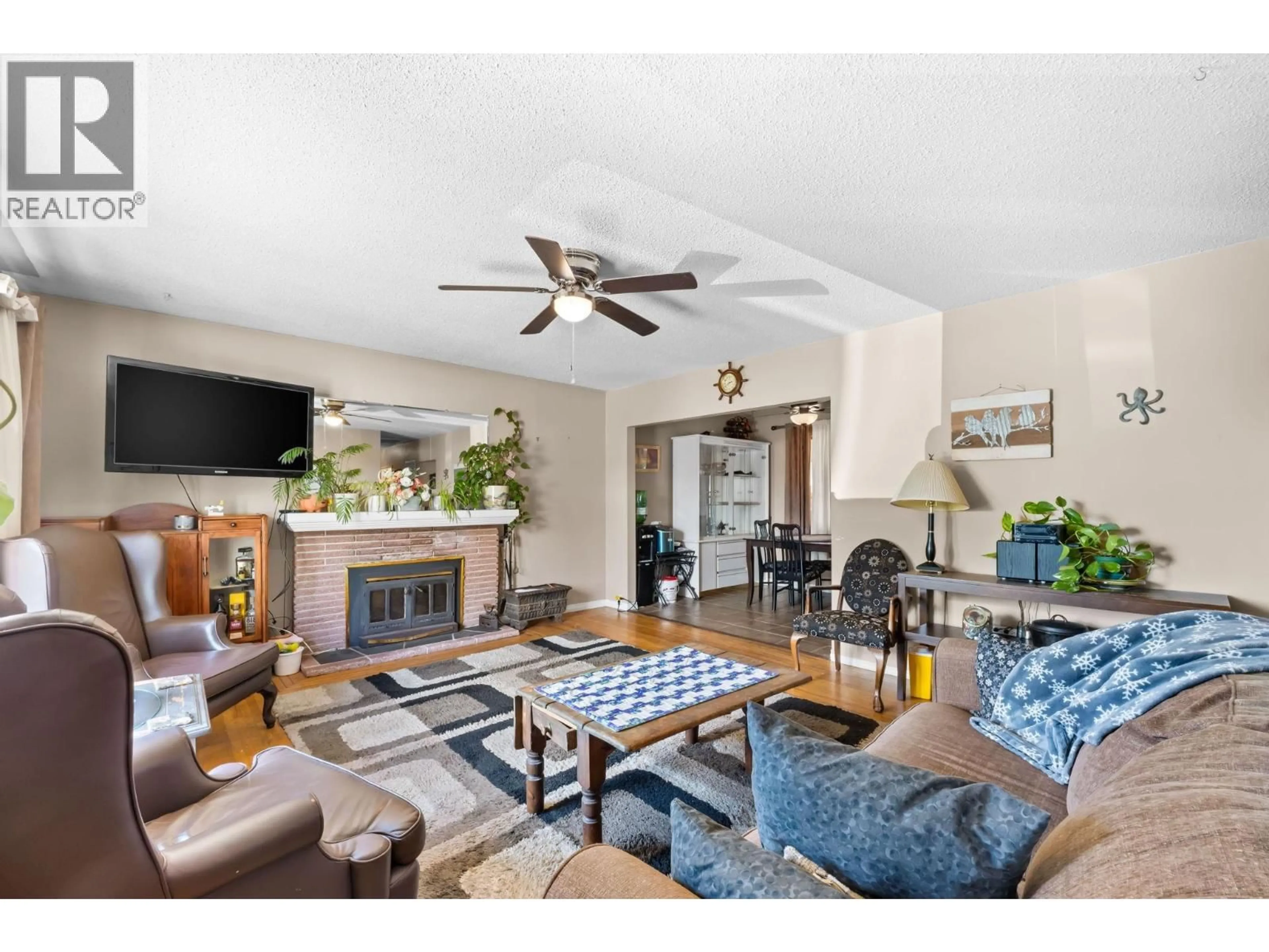 Living room with furniture, ceramic/tile floor for 2119 MONTEREY AVENUE, Coquitlam British Columbia V3K2M5