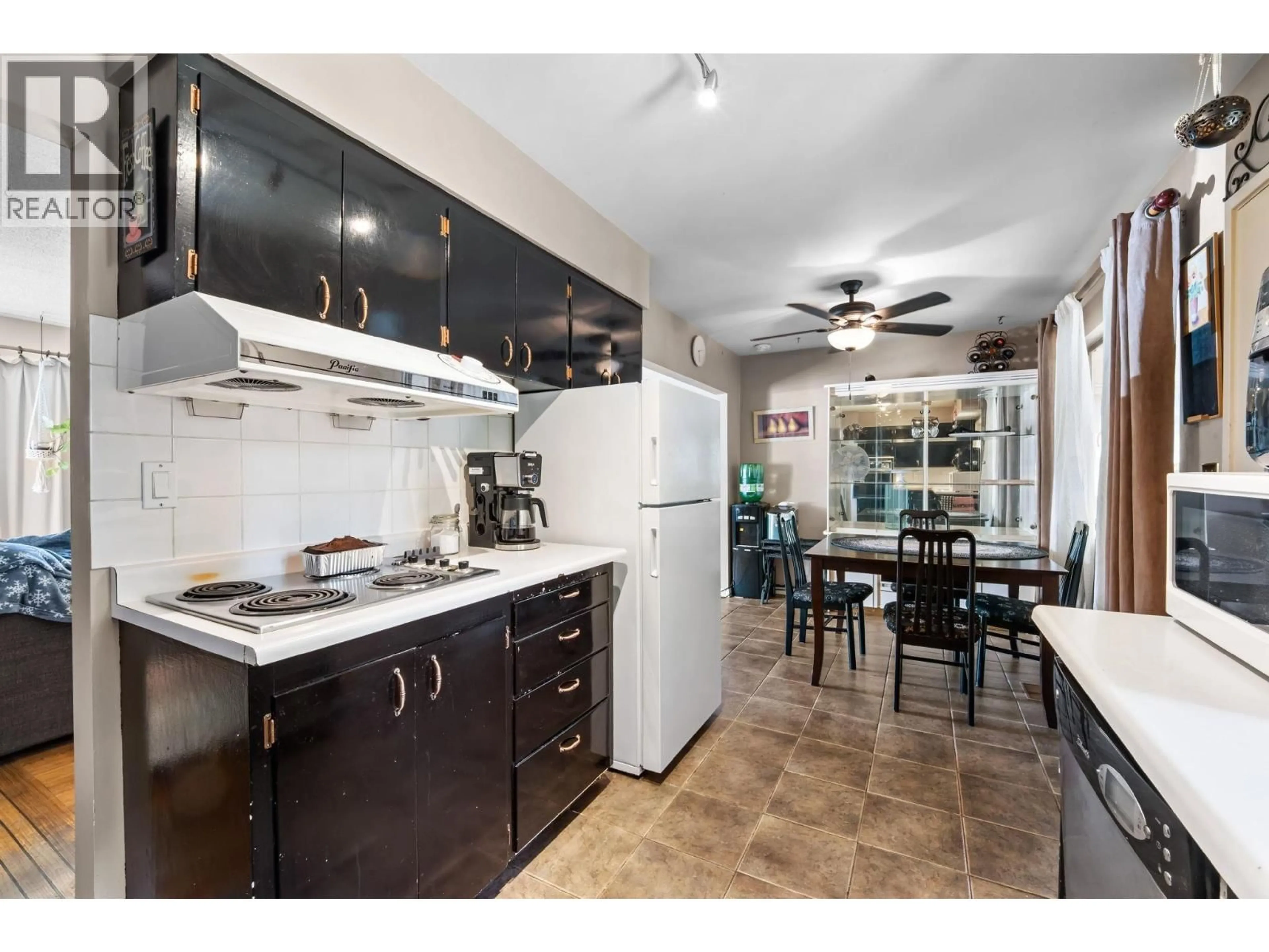 Open concept kitchen, ceramic/tile floor for 2119 MONTEREY AVENUE, Coquitlam British Columbia V3K2M5