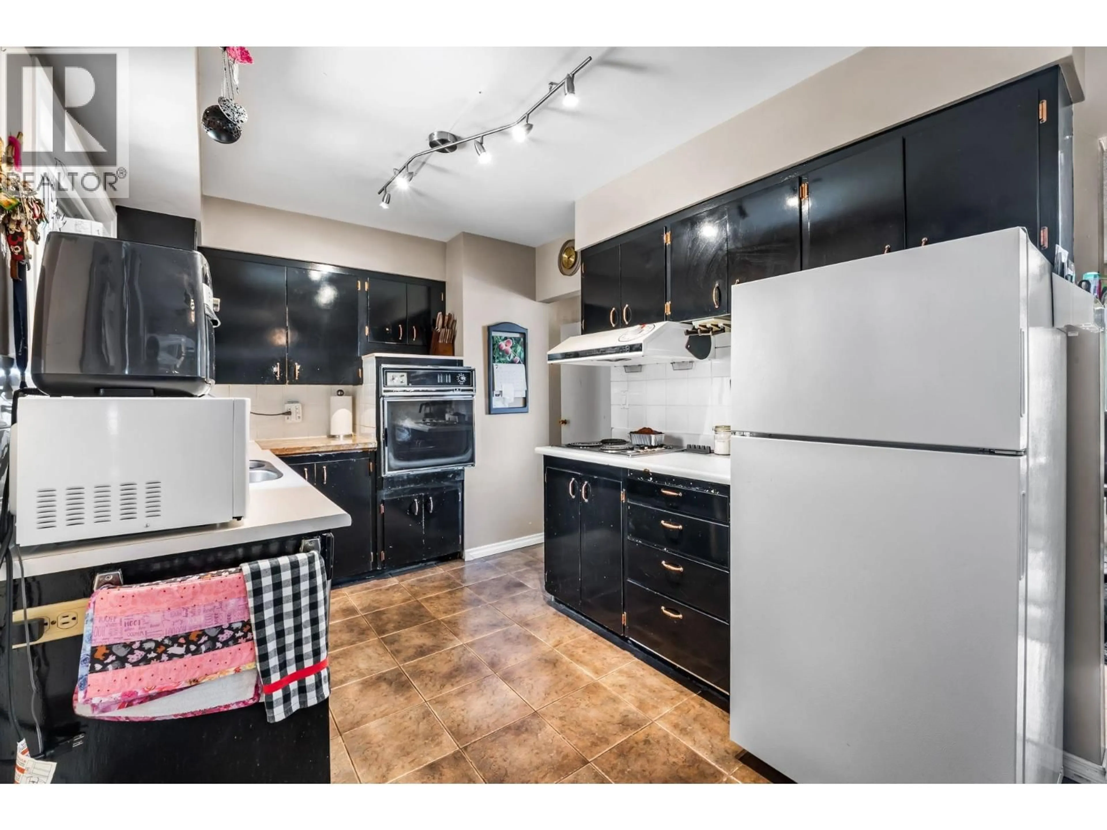 Standard kitchen, unknown for 2119 MONTEREY AVENUE, Coquitlam British Columbia V3K2M5