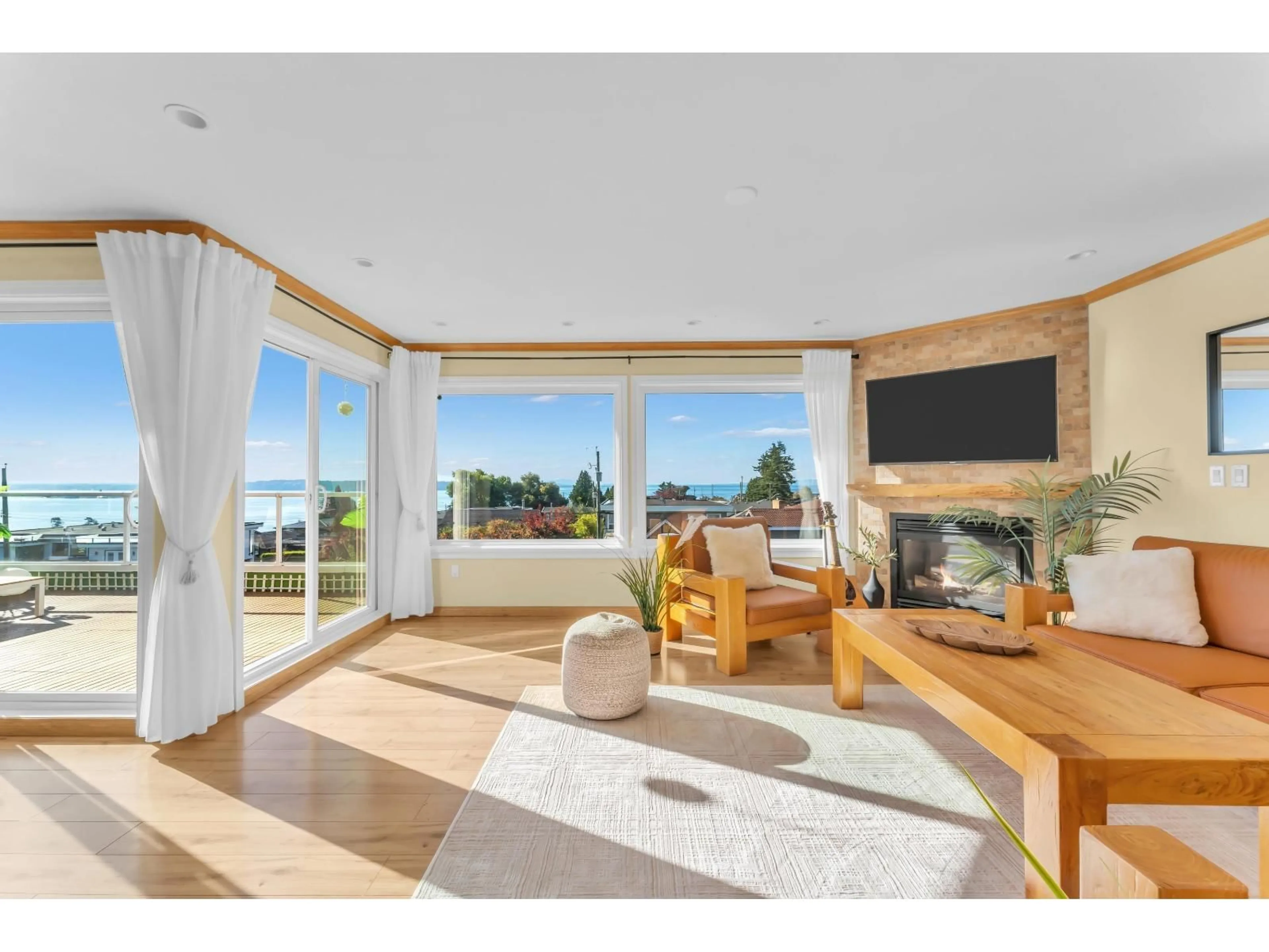 Living room with furniture, wood/laminate floor for 15535 CLIFF AVENUE, White Rock British Columbia V4B1V8