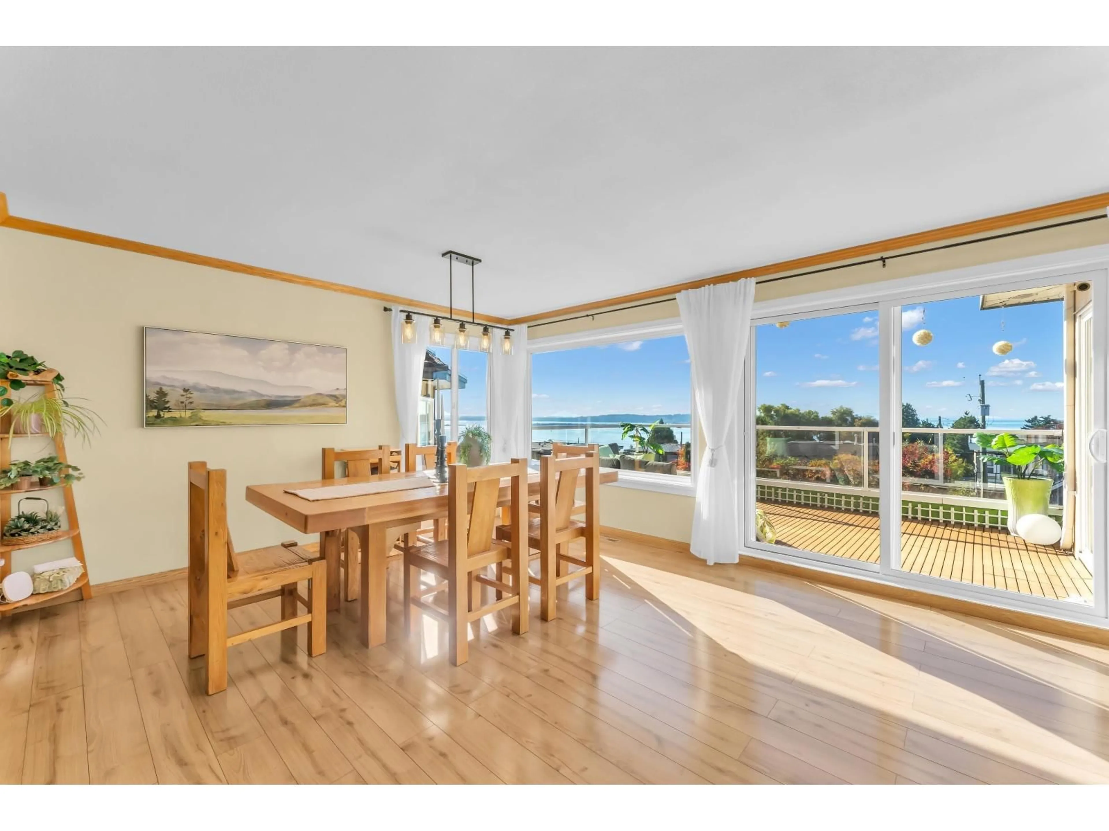 Dining room, wood/laminate floor for 15535 CLIFF AVENUE, White Rock British Columbia V4B1V8