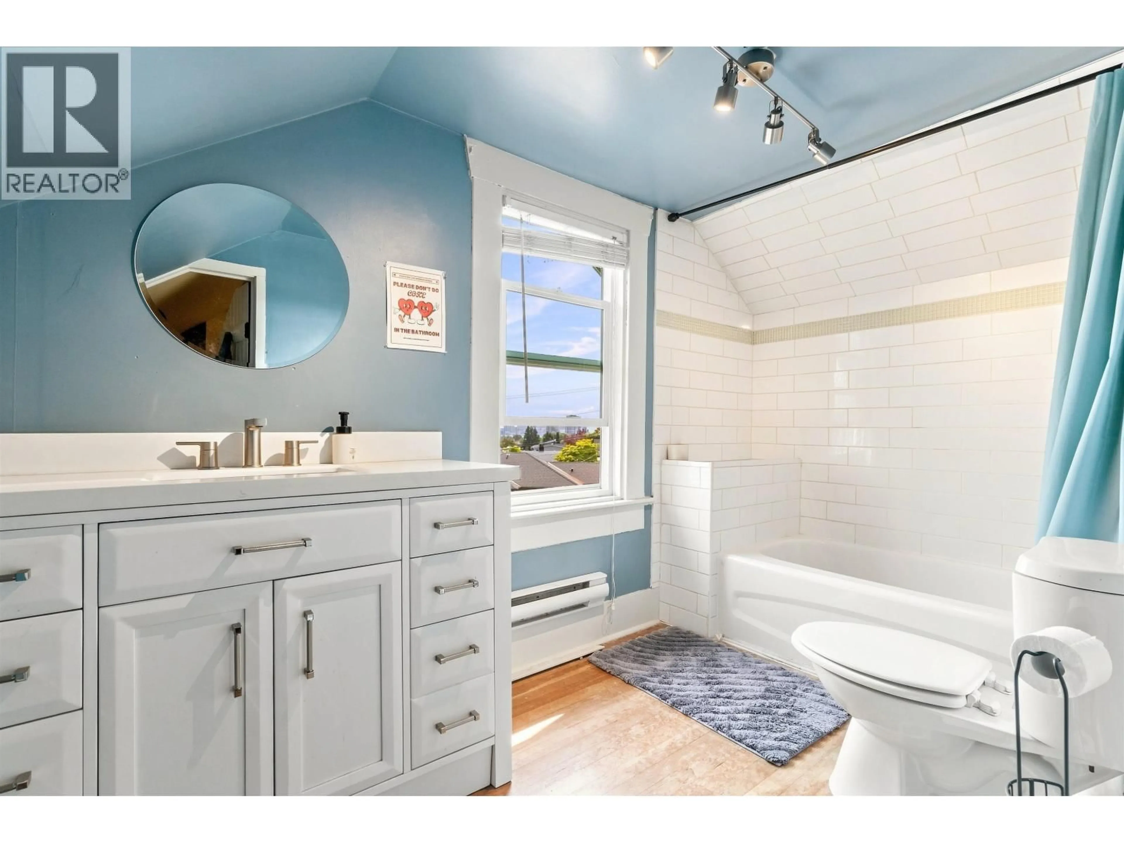 Contemporary bathroom, ceramic/tile floor for 342 EIGHTH AVENUE, New Westminster British Columbia V3L4K8