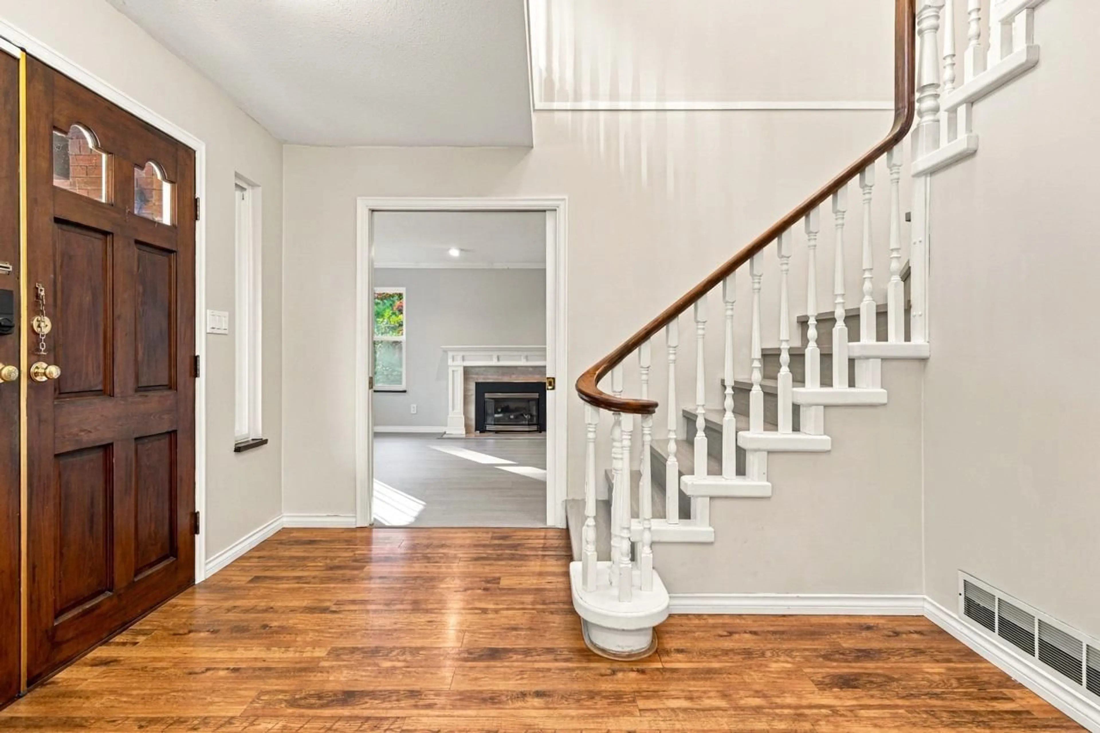 Indoor entryway for 1855 134 STREET, Surrey British Columbia V4A7W7