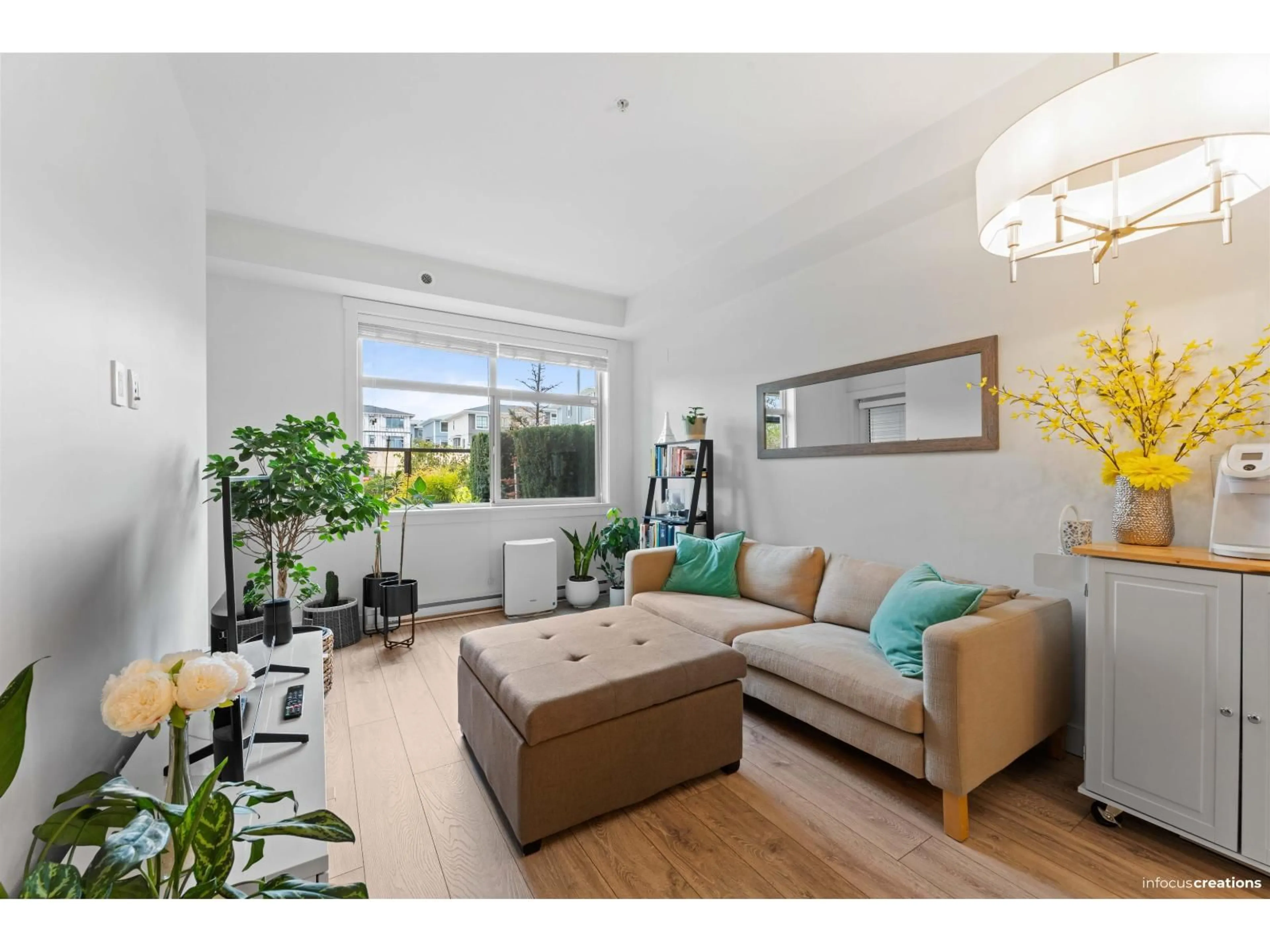 Living room with furniture, wood/laminate floor for 123 - 20673 78 AVENUE, Langley British Columbia V2Y3K1