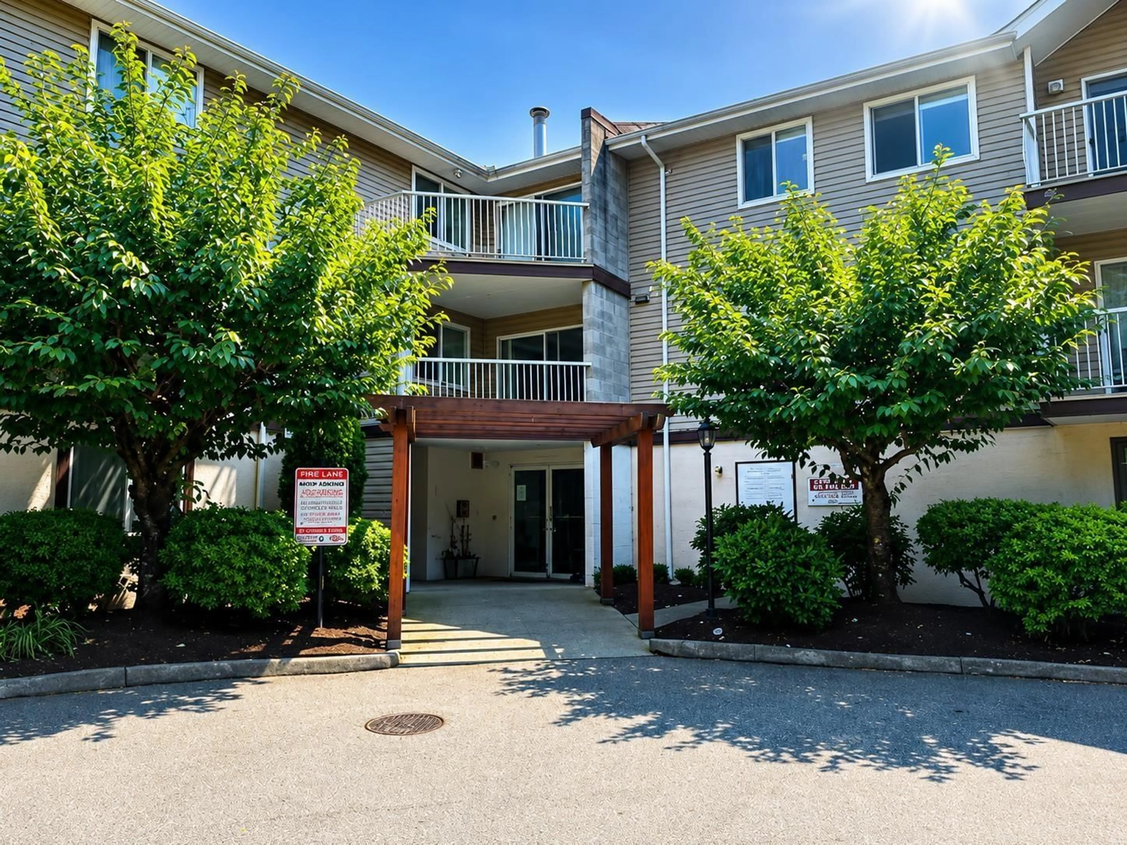 Indoor foyer for 306 - 45222 WATSON ROAD, Chilliwack British Columbia V2R3J4