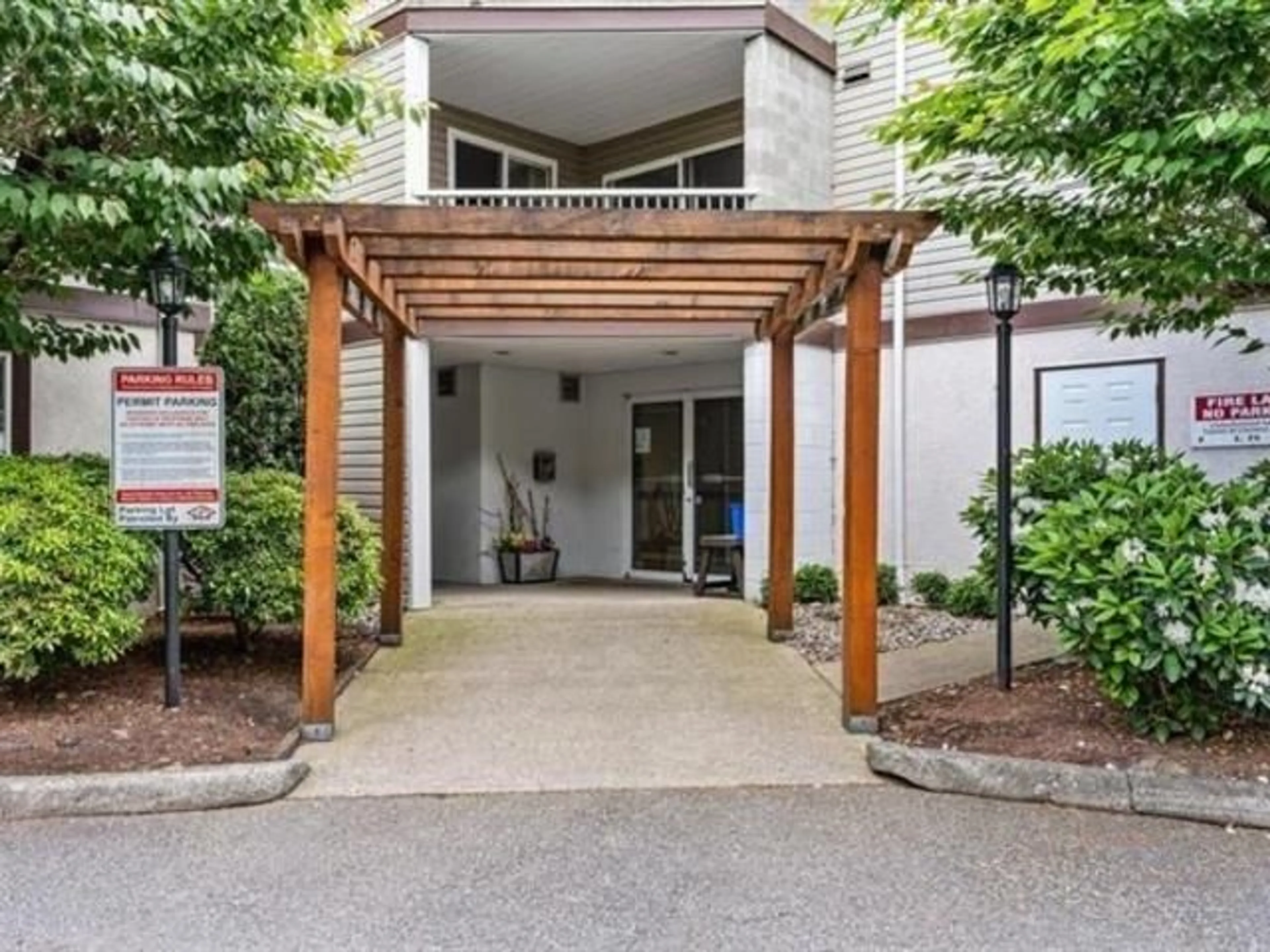 Indoor entryway for 306 - 45222 WATSON ROAD, Chilliwack British Columbia V2R3J4