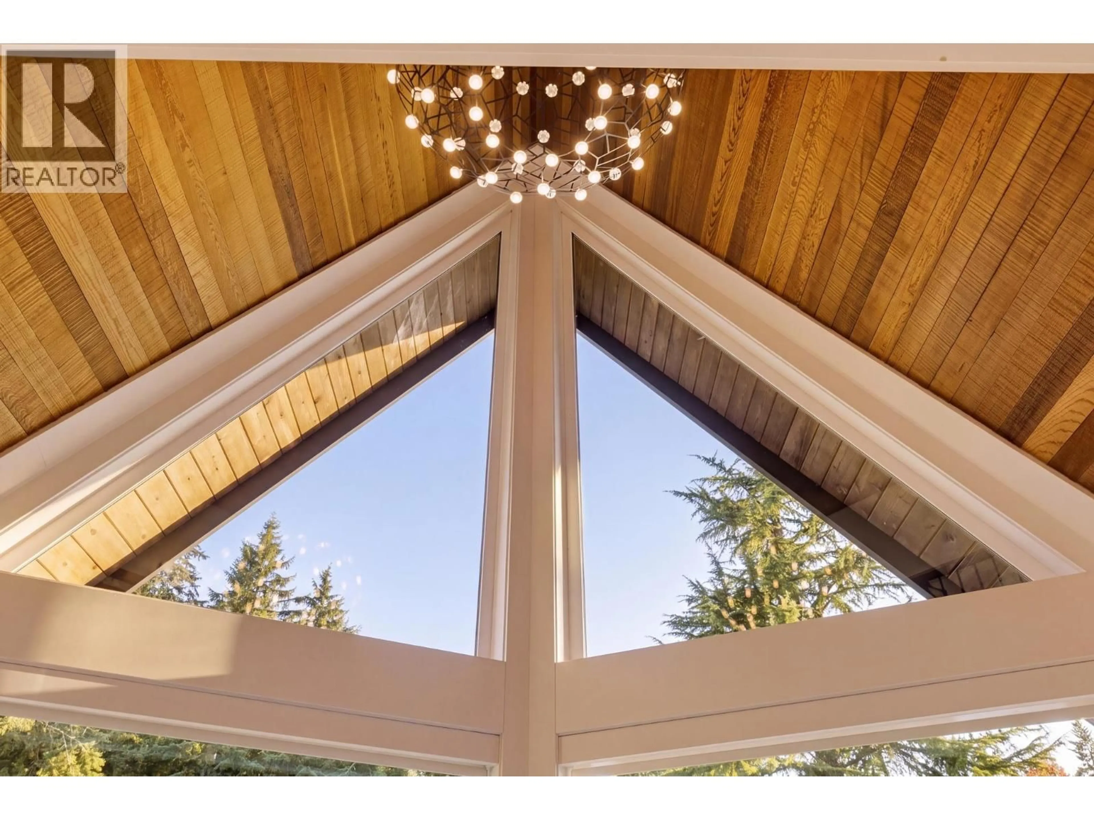Indoor foyer for 5274 CLIFFRIDGE AVENUE, North Vancouver British Columbia V7R3V4