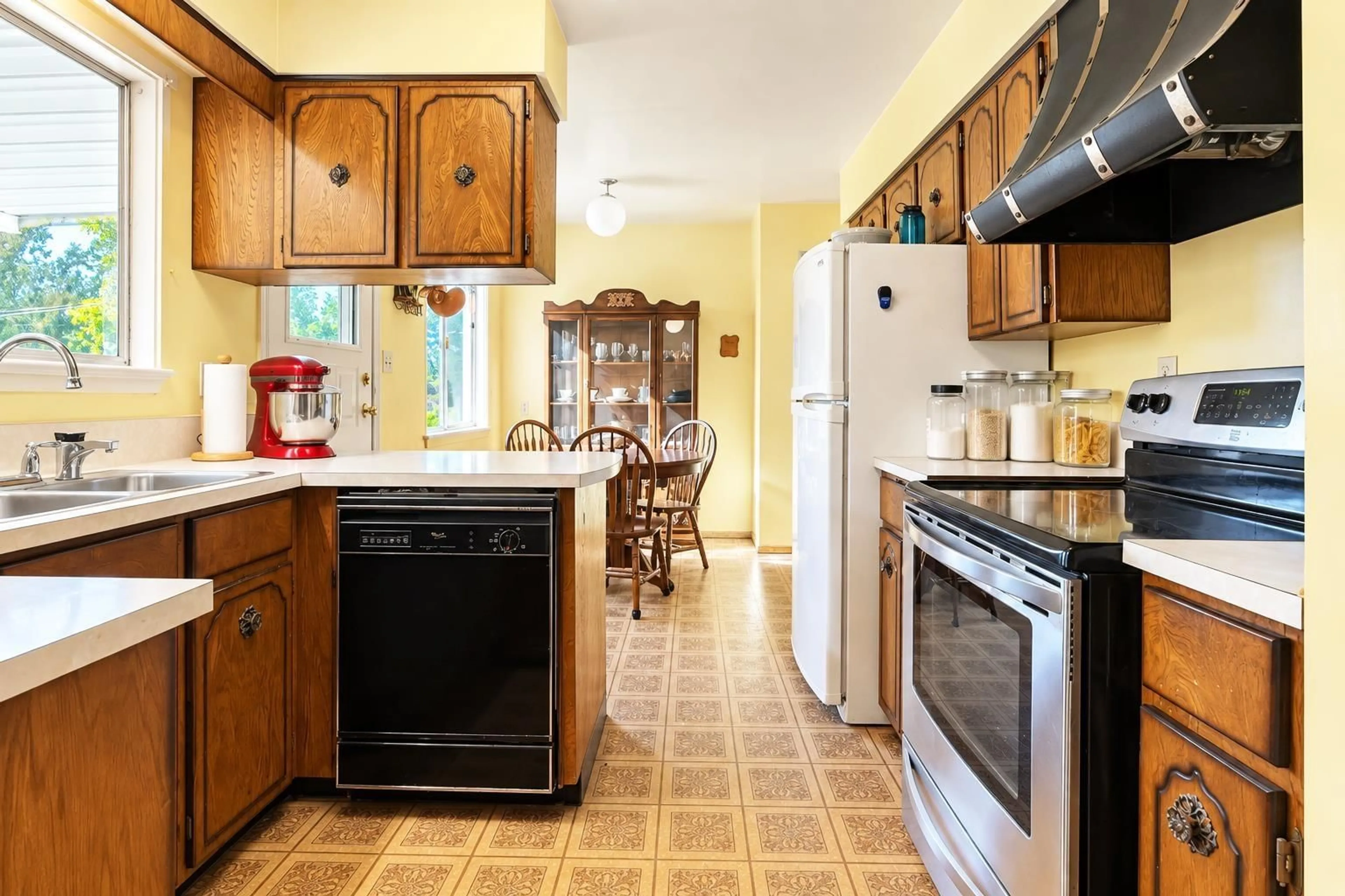 Standard kitchen, ceramic/tile floor for 10965 JAY CRESCENT, Surrey British Columbia V3R5B3