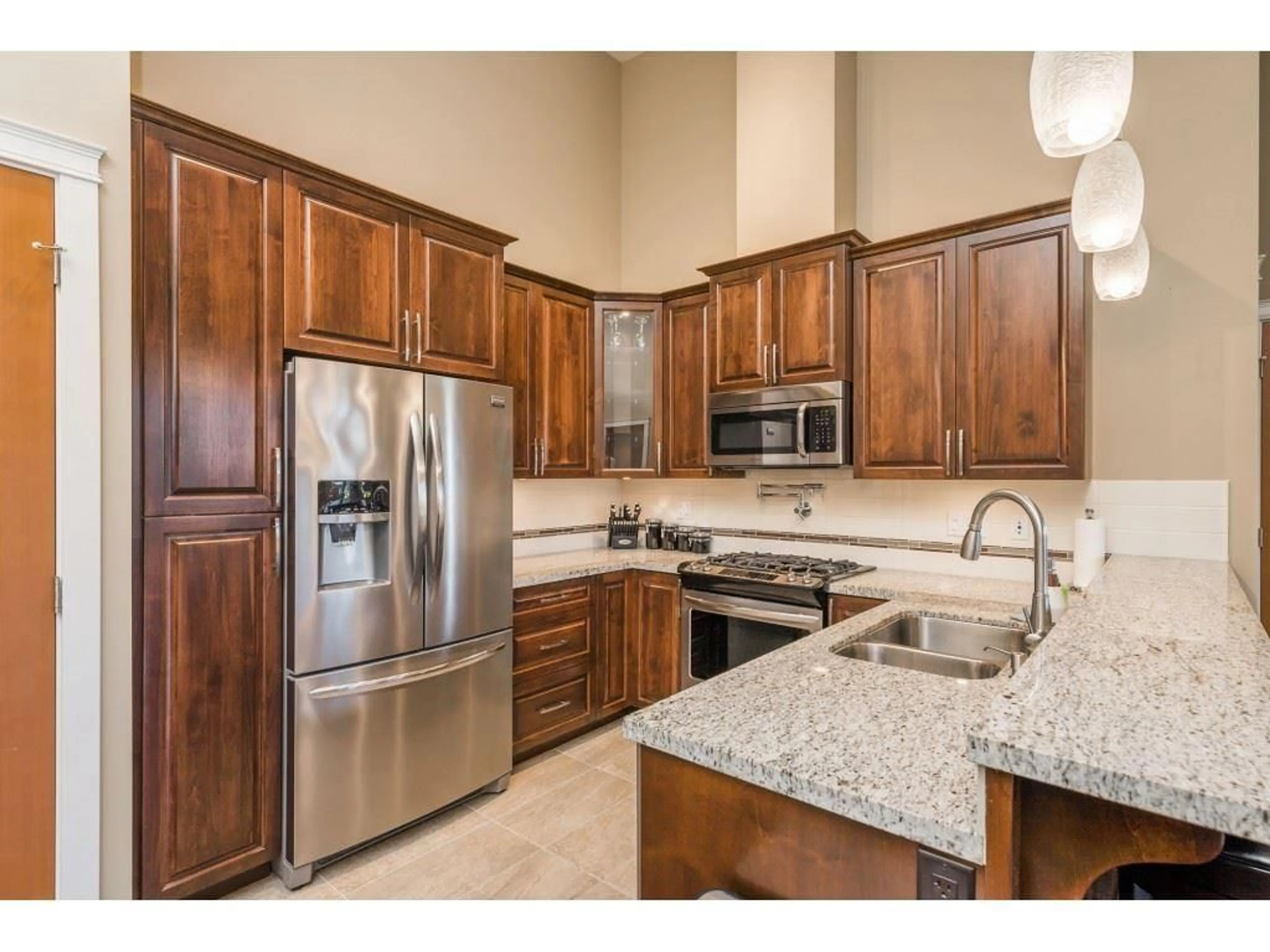 Open concept kitchen, ceramic/tile floor for 606 - 2860 TRETHEWEY STREET, Abbotsford British Columbia V2T0G5