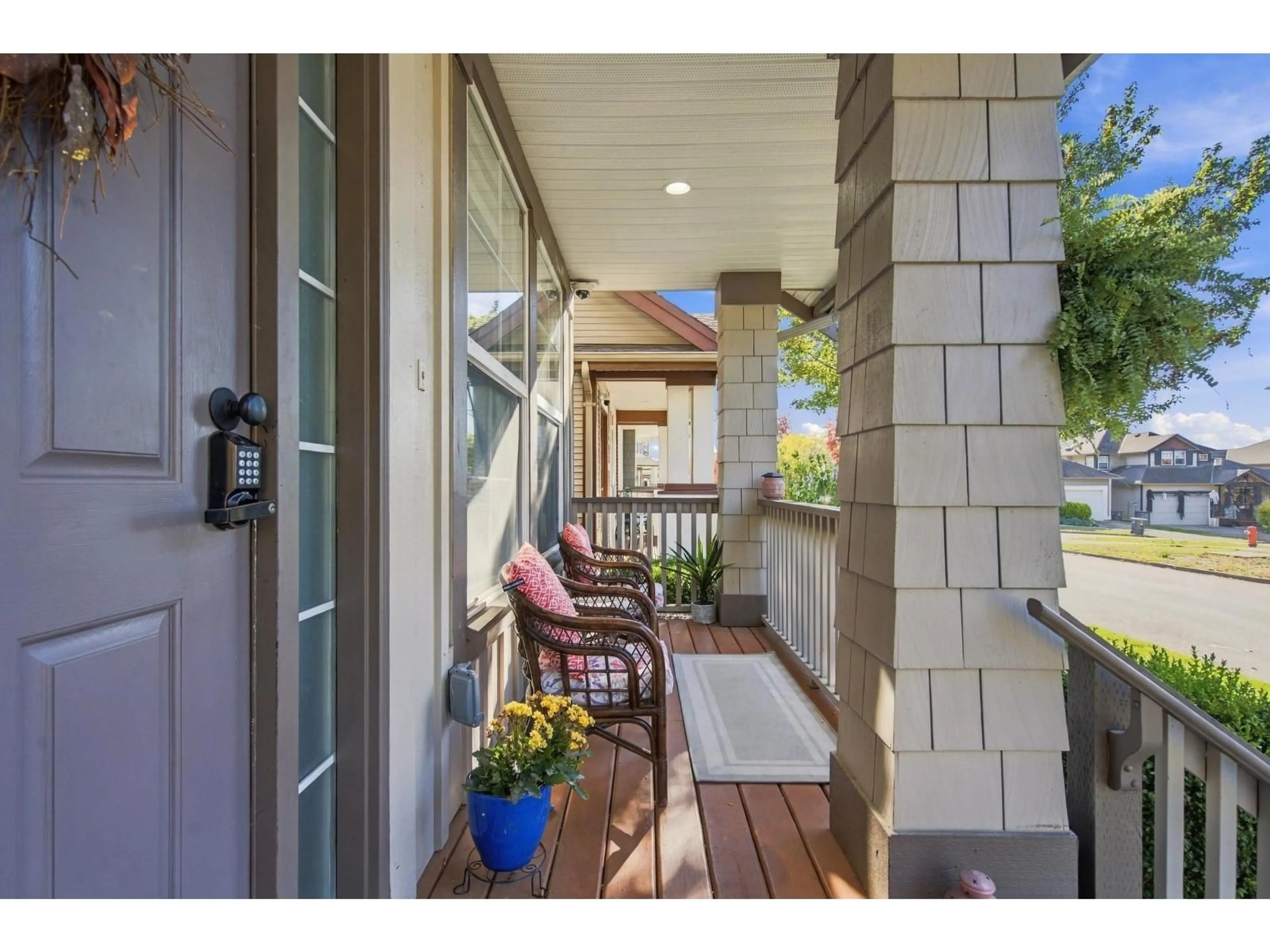 Indoor entryway for 6926 190 STREET, Surrey British Columbia V4N5P1