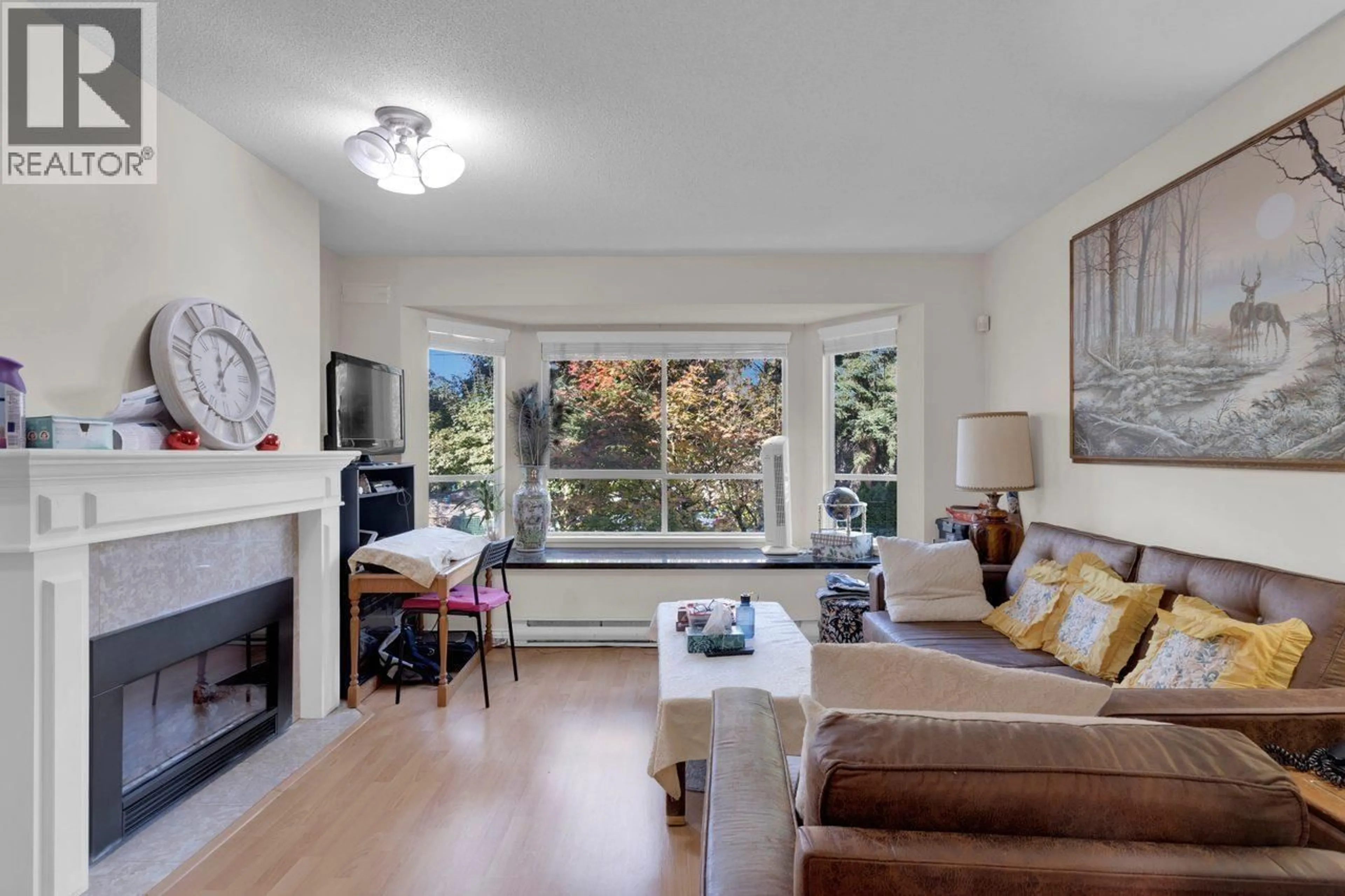 Living room with furniture, wood/laminate floor for 15 - 7184 STRIDE AVENUE, Burnaby British Columbia V3N1T7
