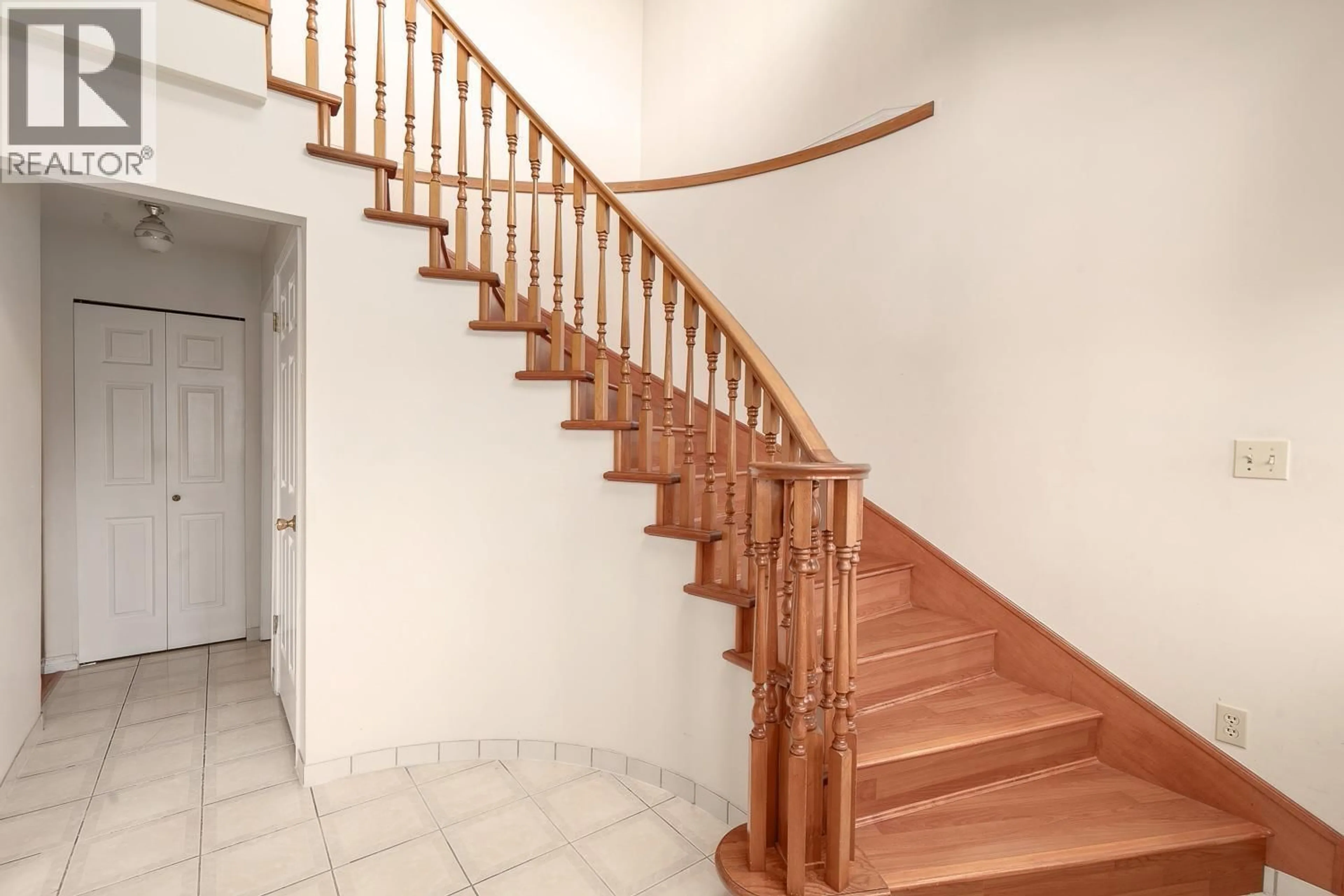 Stairs for 3078 6TH AVENUE, Vancouver British Columbia V5M1S3