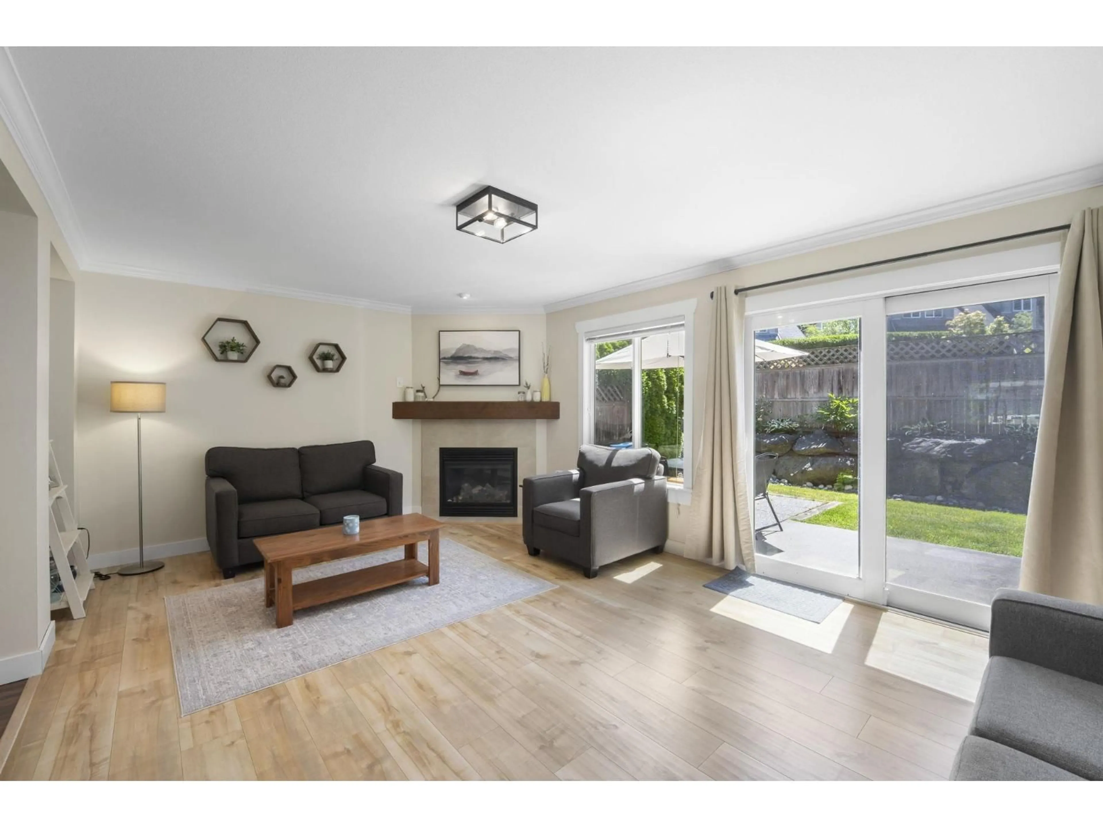 Living room with furniture, wood/laminate floor for 40 - 46791 HUDSON ROAD, Chilliwack British Columbia V2R0L5