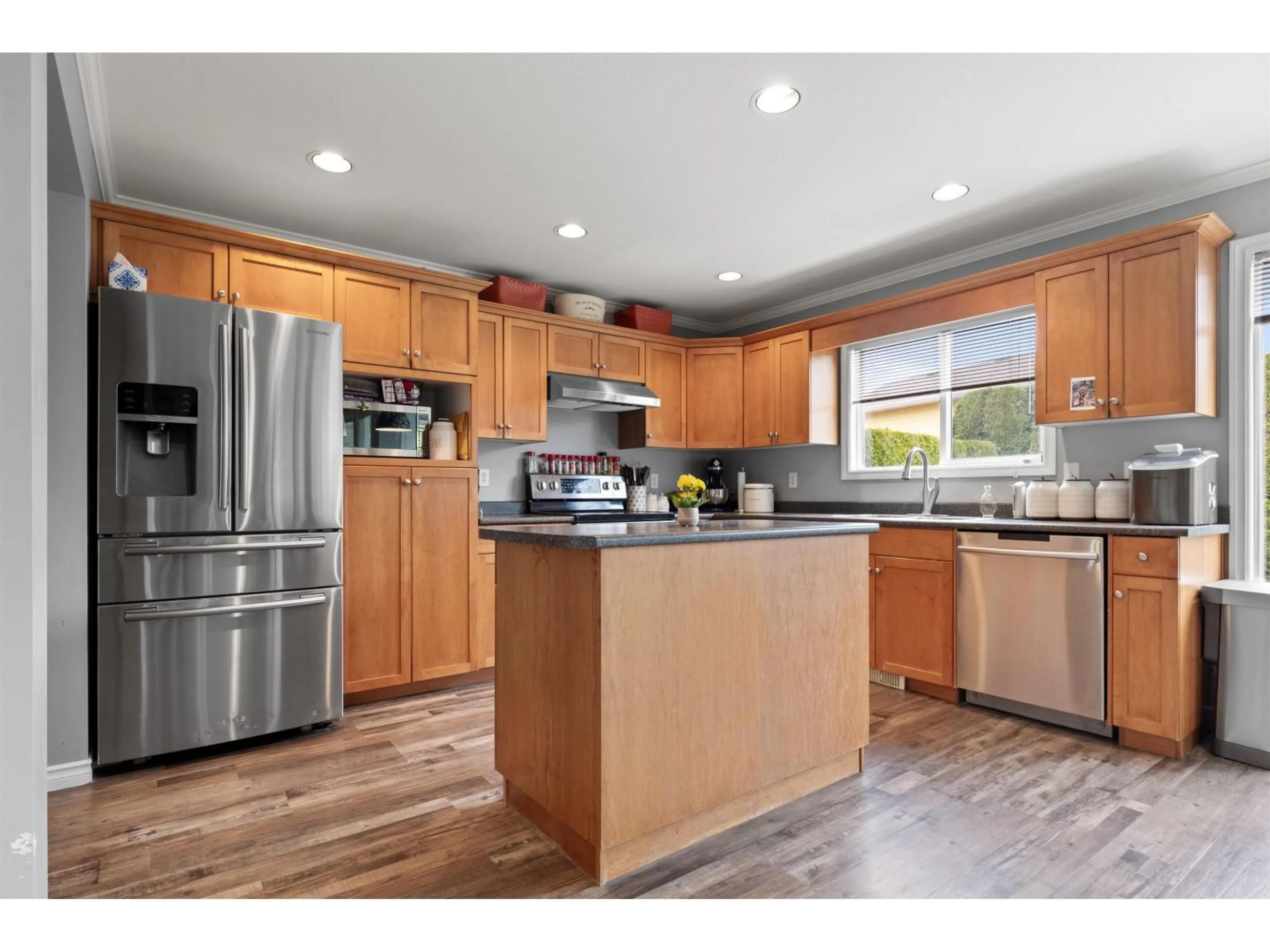 Open concept kitchen, wood/laminate floor for 46148 DANIEL DRIVE, Chilliwack British Columbia V2R5R5