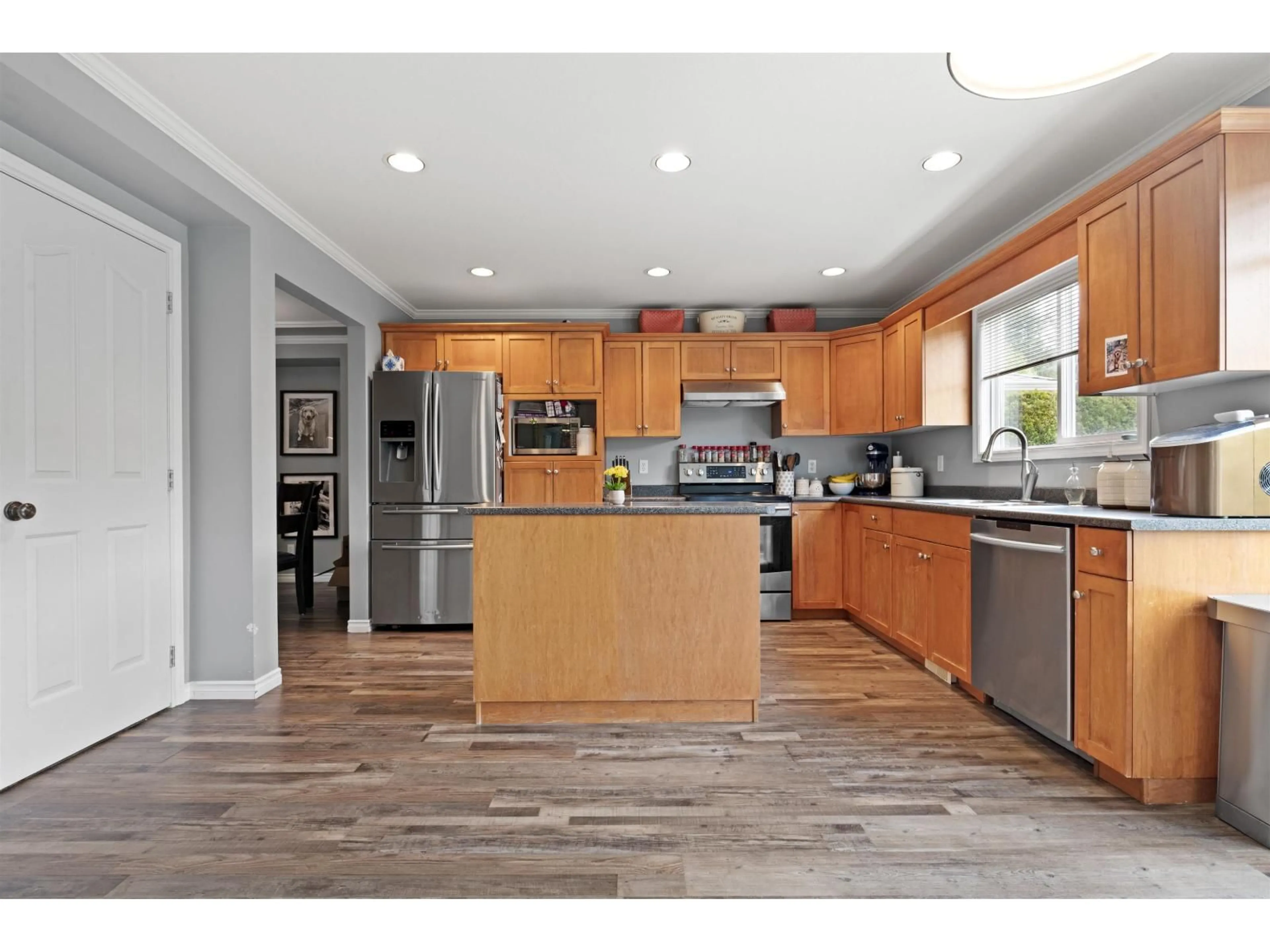 Open concept kitchen, wood/laminate floor for 46148 DANIEL DRIVE, Chilliwack British Columbia V2R5R5