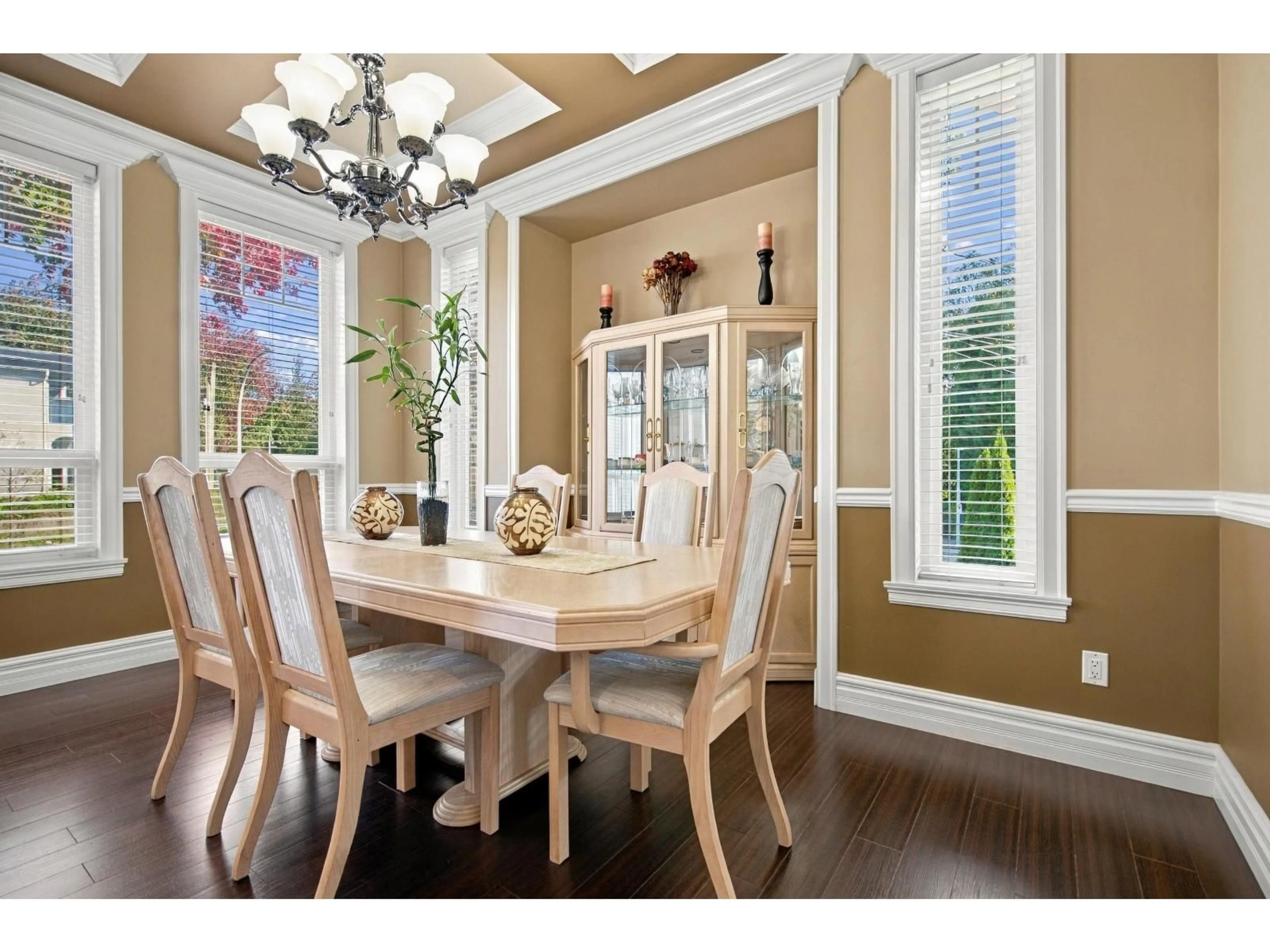 Dining room, wood/laminate floor for 13988 89 AVENUE, Surrey British Columbia V3V0B3