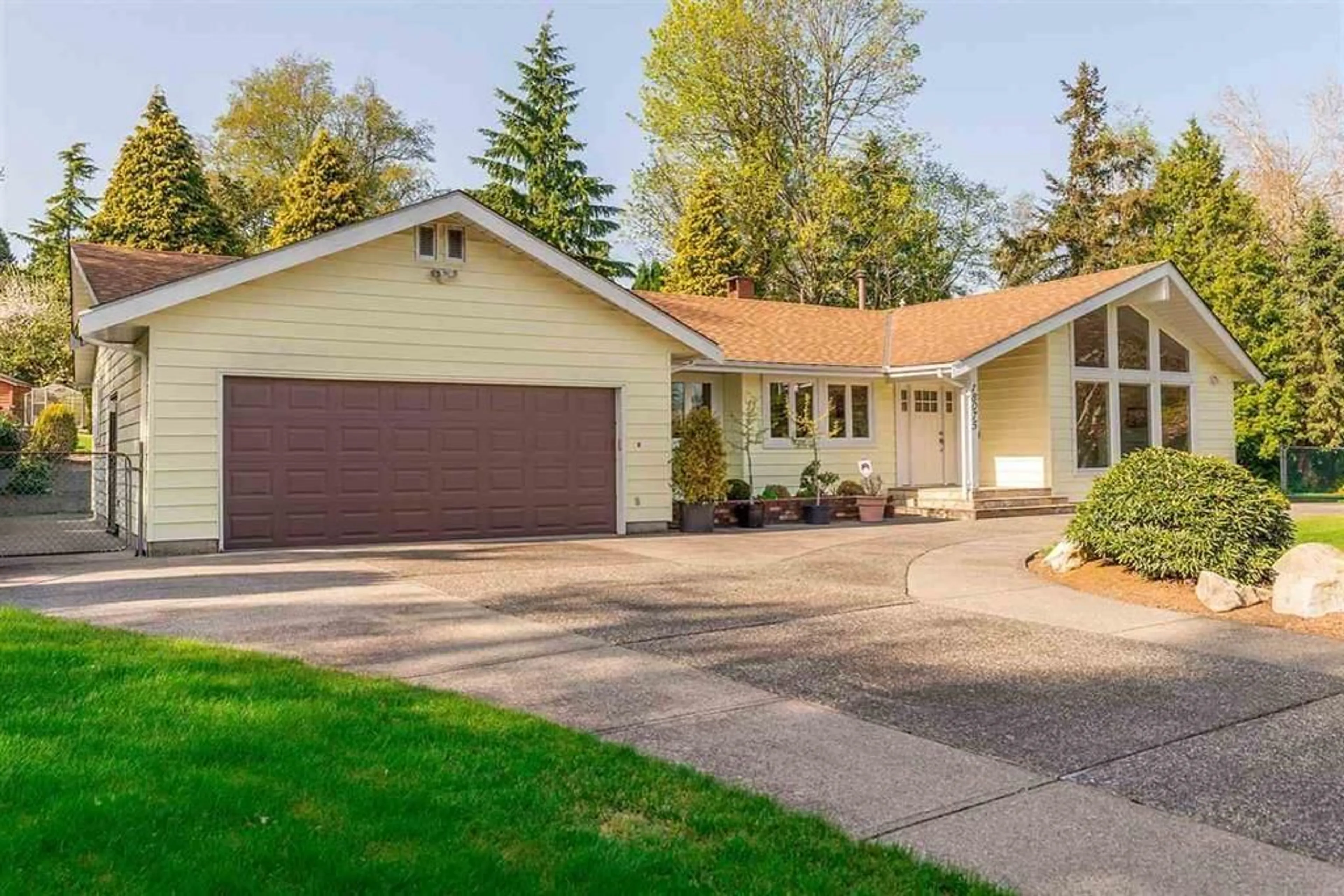 Home with vinyl exterior material, street for 18075 20 AVE, Surrey British Columbia V3Z9V8