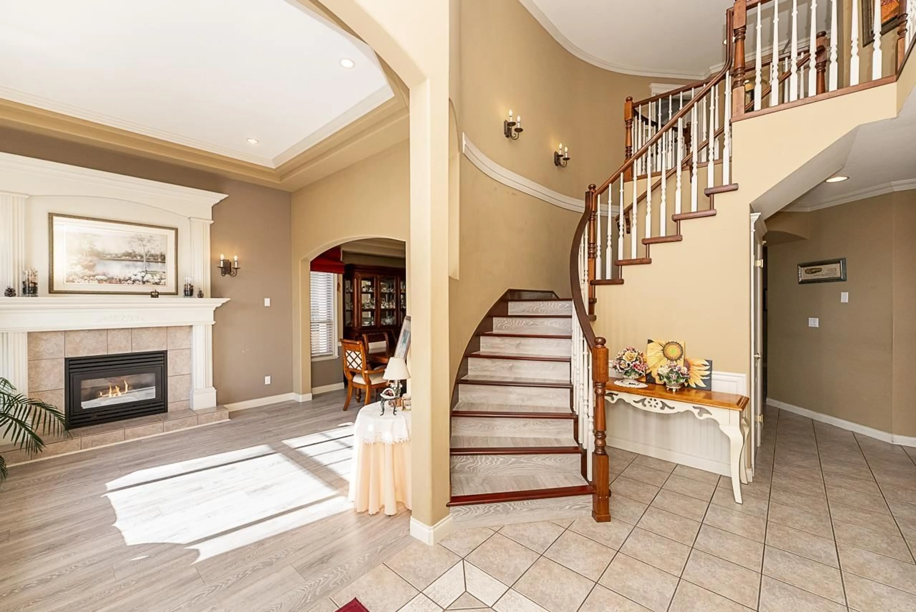 Indoor foyer for 15871 110 AVENUE, Surrey British Columbia V4N5E9