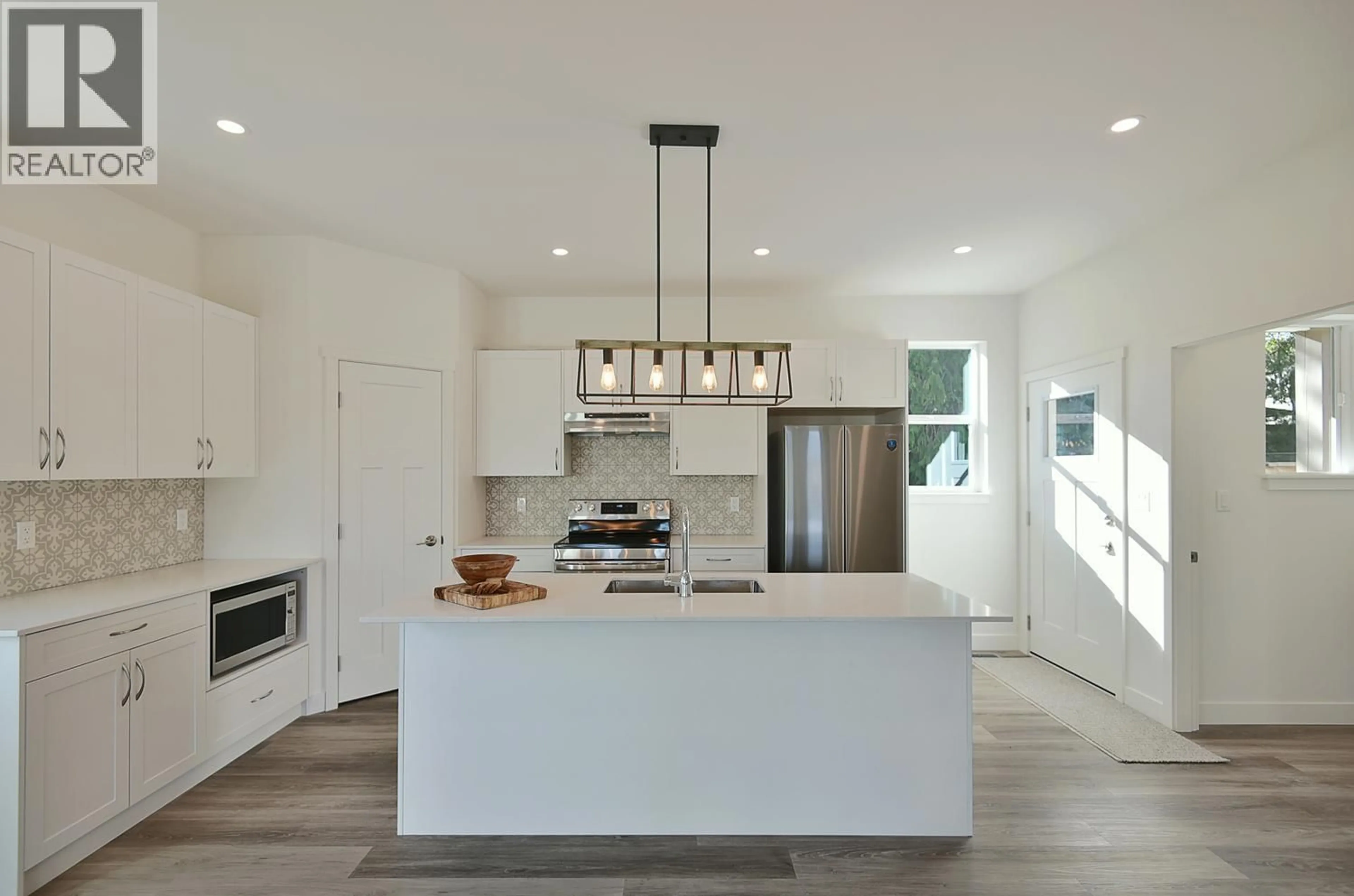 Contemporary kitchen, unknown for 5825 TRAIL AVENUE, Sechelt British Columbia V7Z0K5