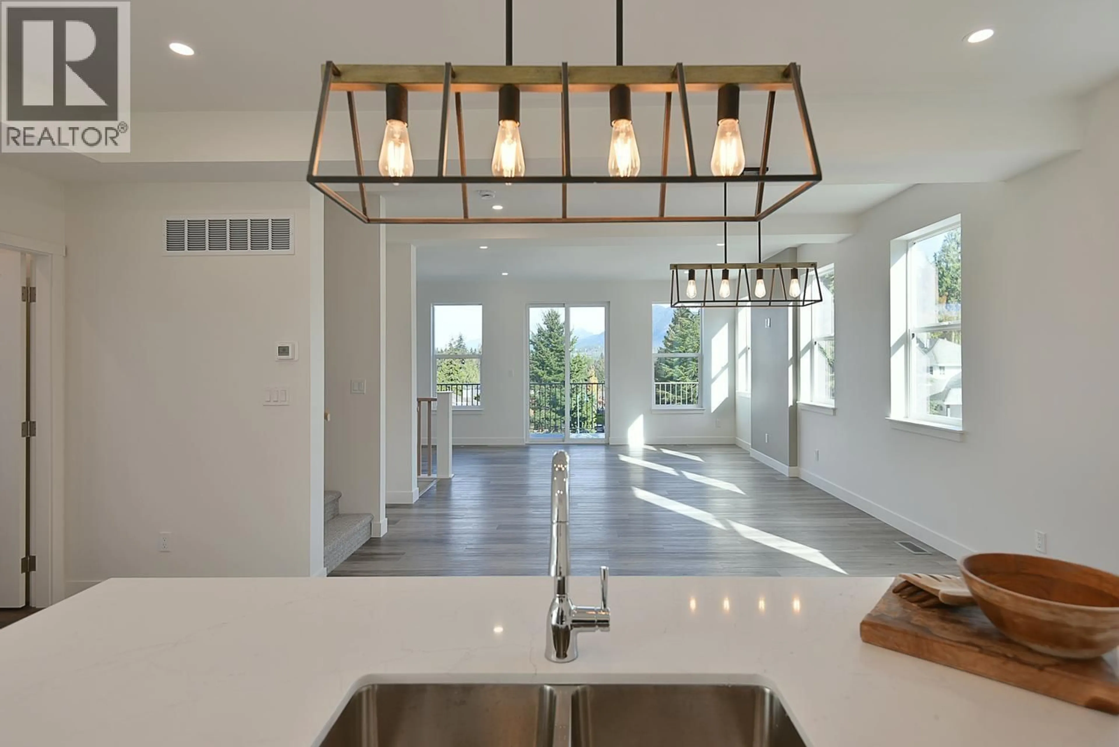 Open concept kitchen, ceramic/tile floor for 5825 TRAIL AVENUE, Sechelt British Columbia V7Z0K5