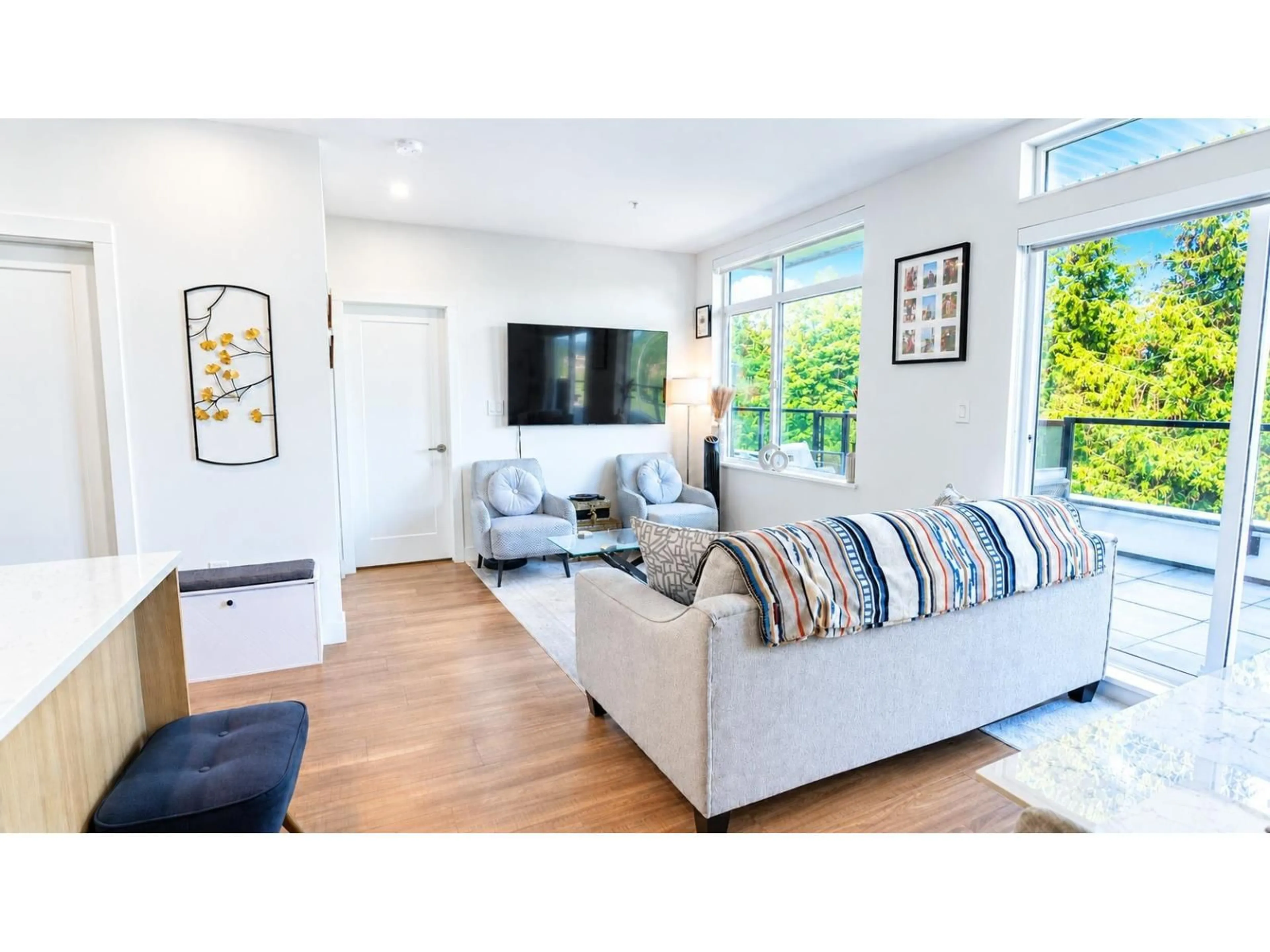 Living room with furniture, wood/laminate floor for 413 - 31900 RAVEN AVENUE, Mission British Columbia V2V0H5