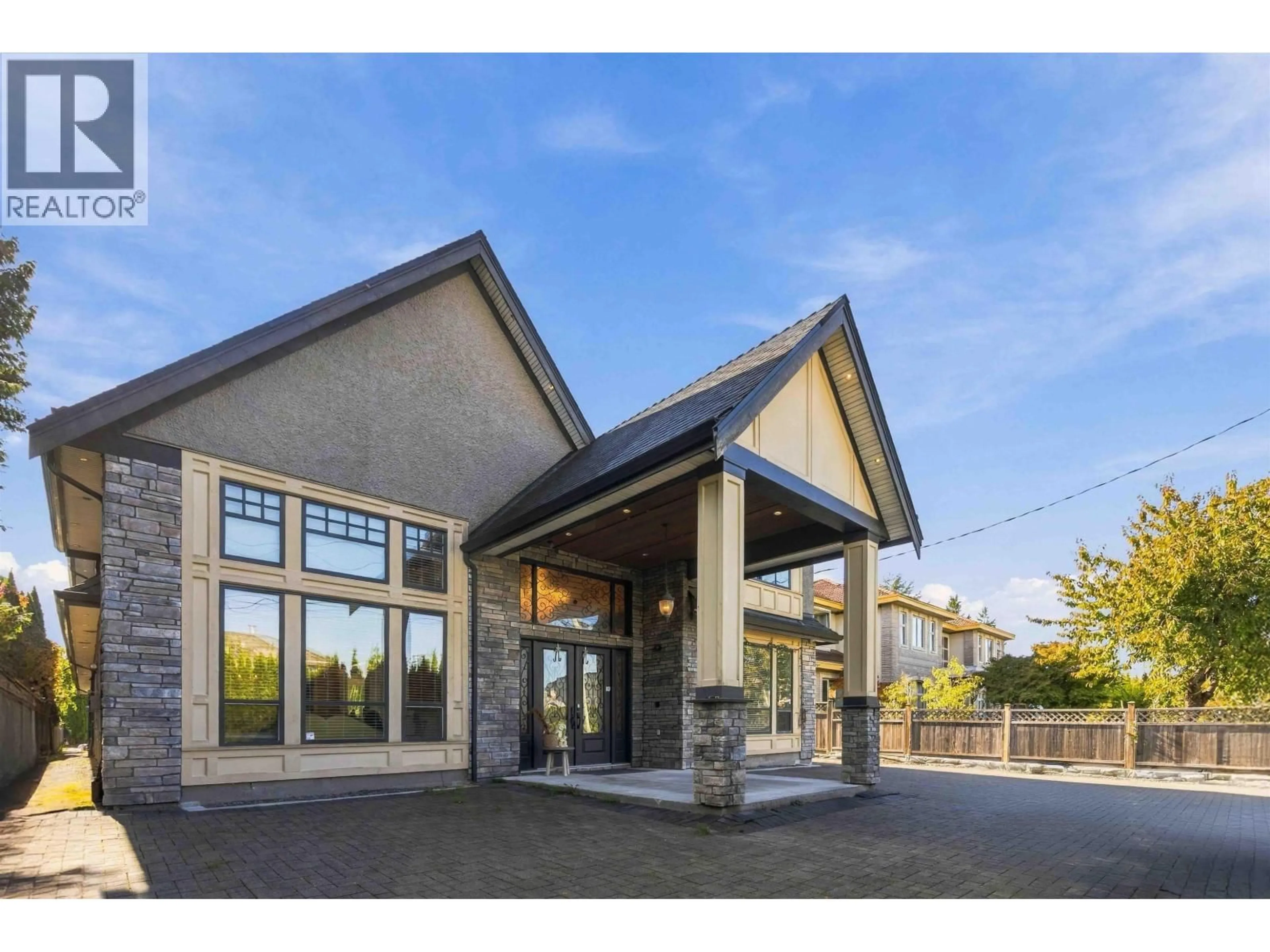 Indoor foyer for 11360 GRANVILLE AVENUE, Richmond British Columbia V6Y1R6