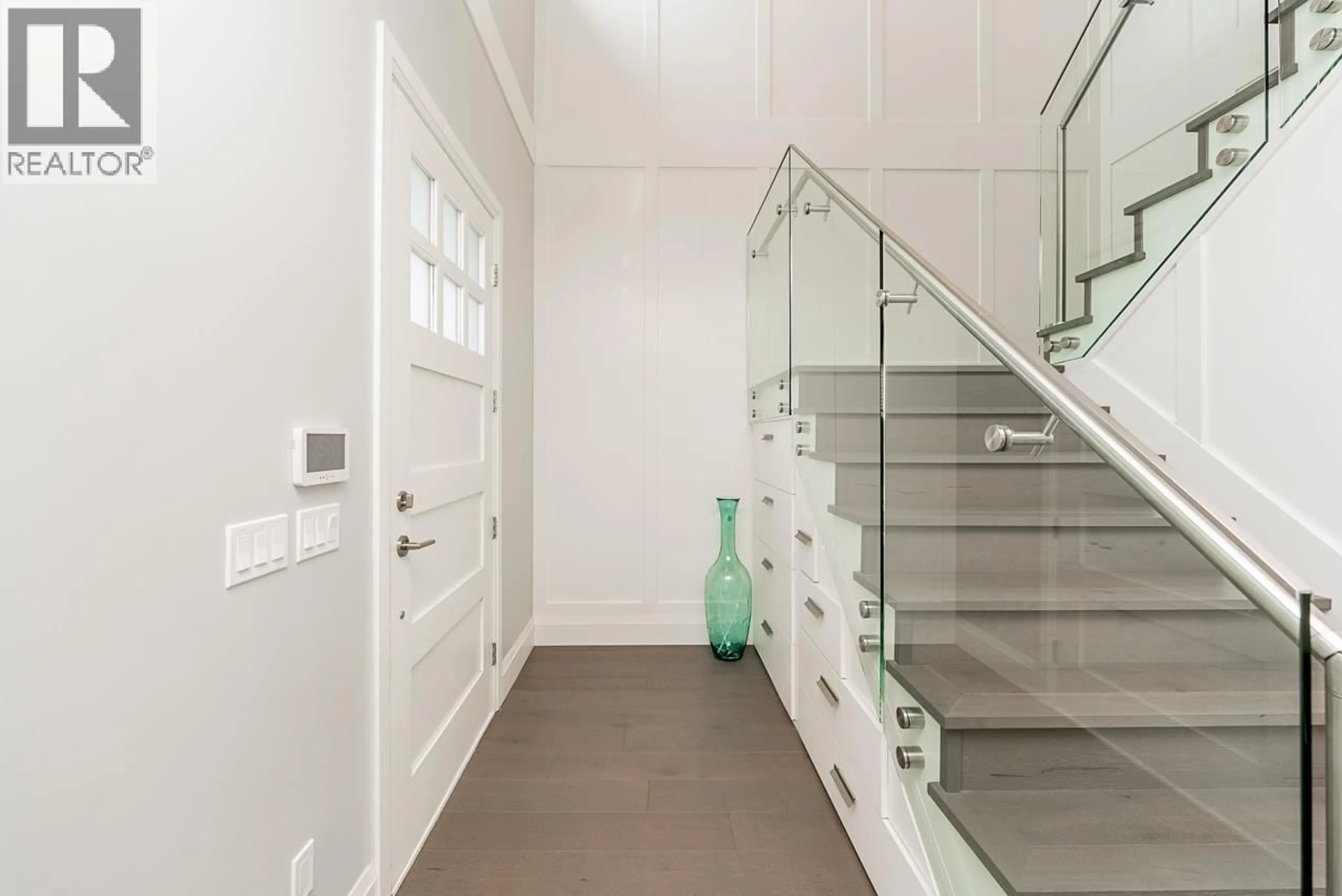 Indoor entryway for 6585 HALIFAX STREET, Burnaby British Columbia V5B2P9