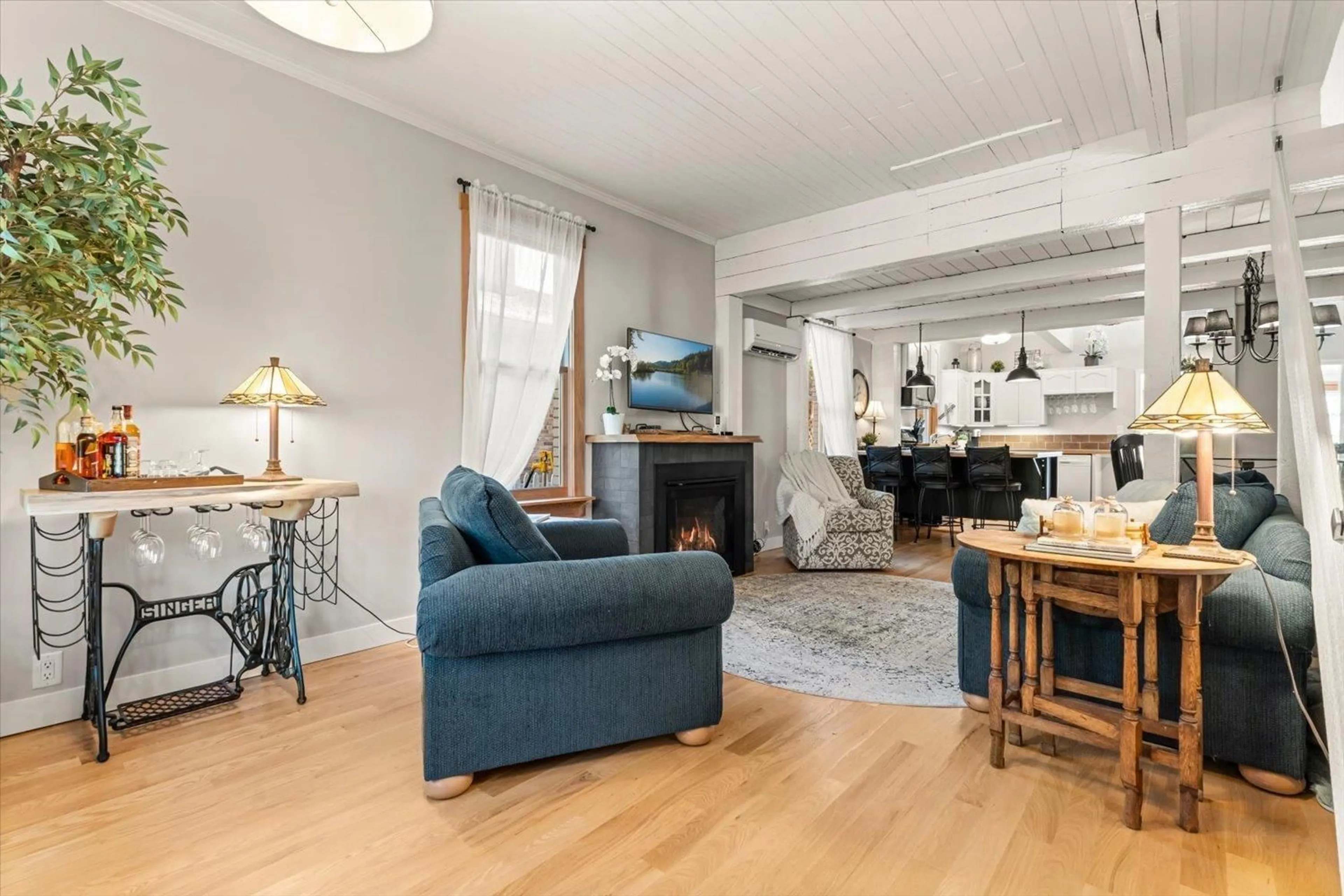 Living room with furniture, unknown for 34858 CLAYBURN ROAD, Abbotsford British Columbia V2S7Y9