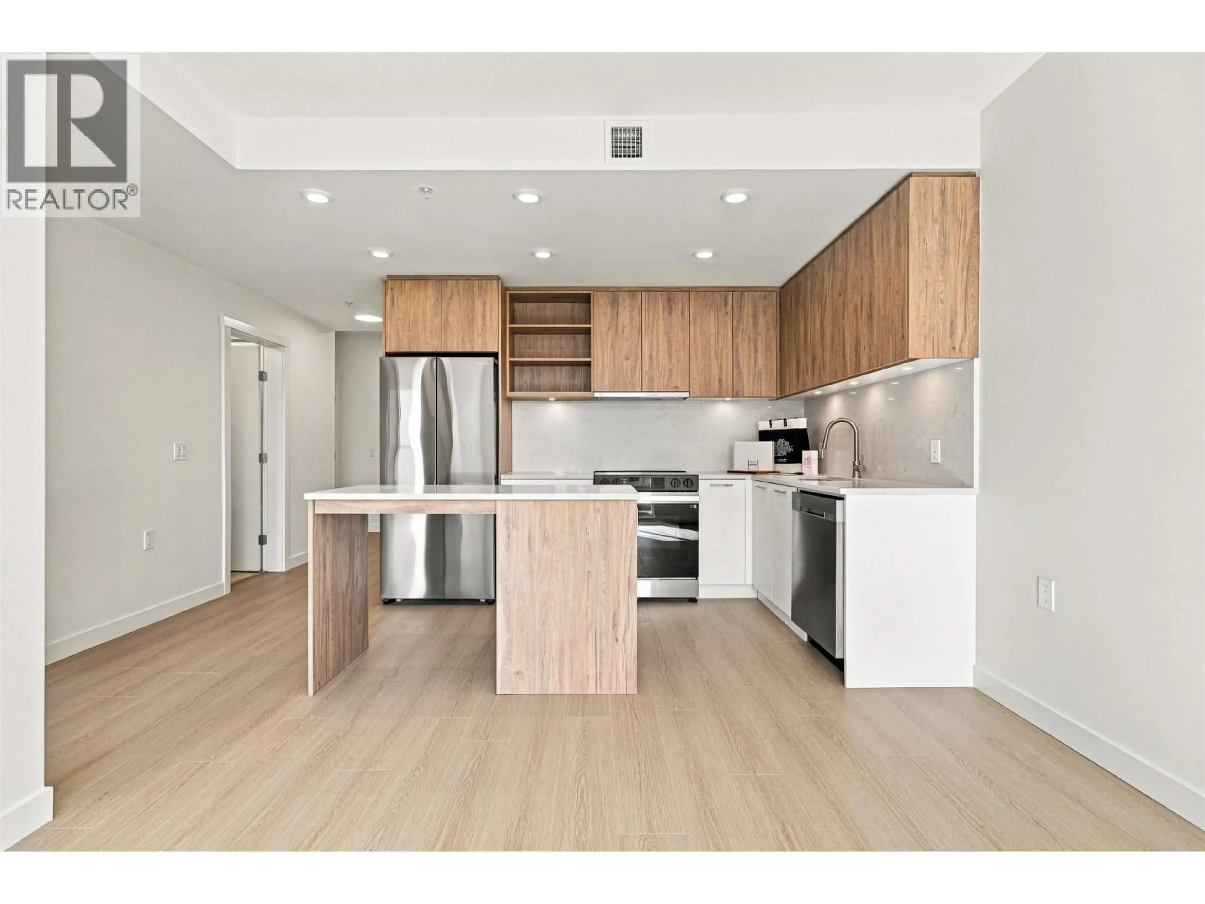Open concept kitchen, wood/laminate floor for 419 - 82 FIRST STREET, New Westminster British Columbia V3L0L8