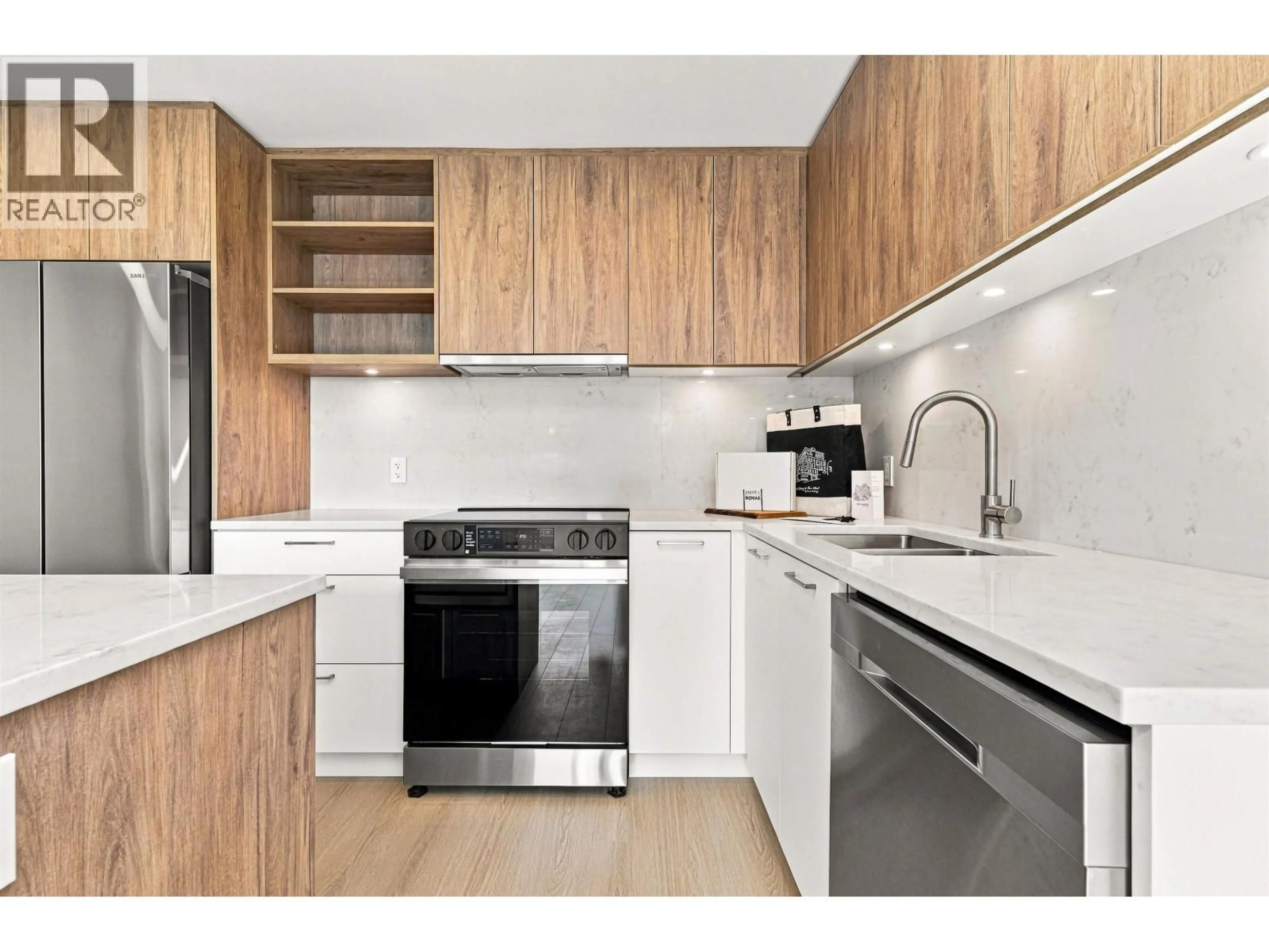 Standard kitchen, wood/laminate floor for 419 - 82 FIRST STREET, New Westminster British Columbia V3L0L8