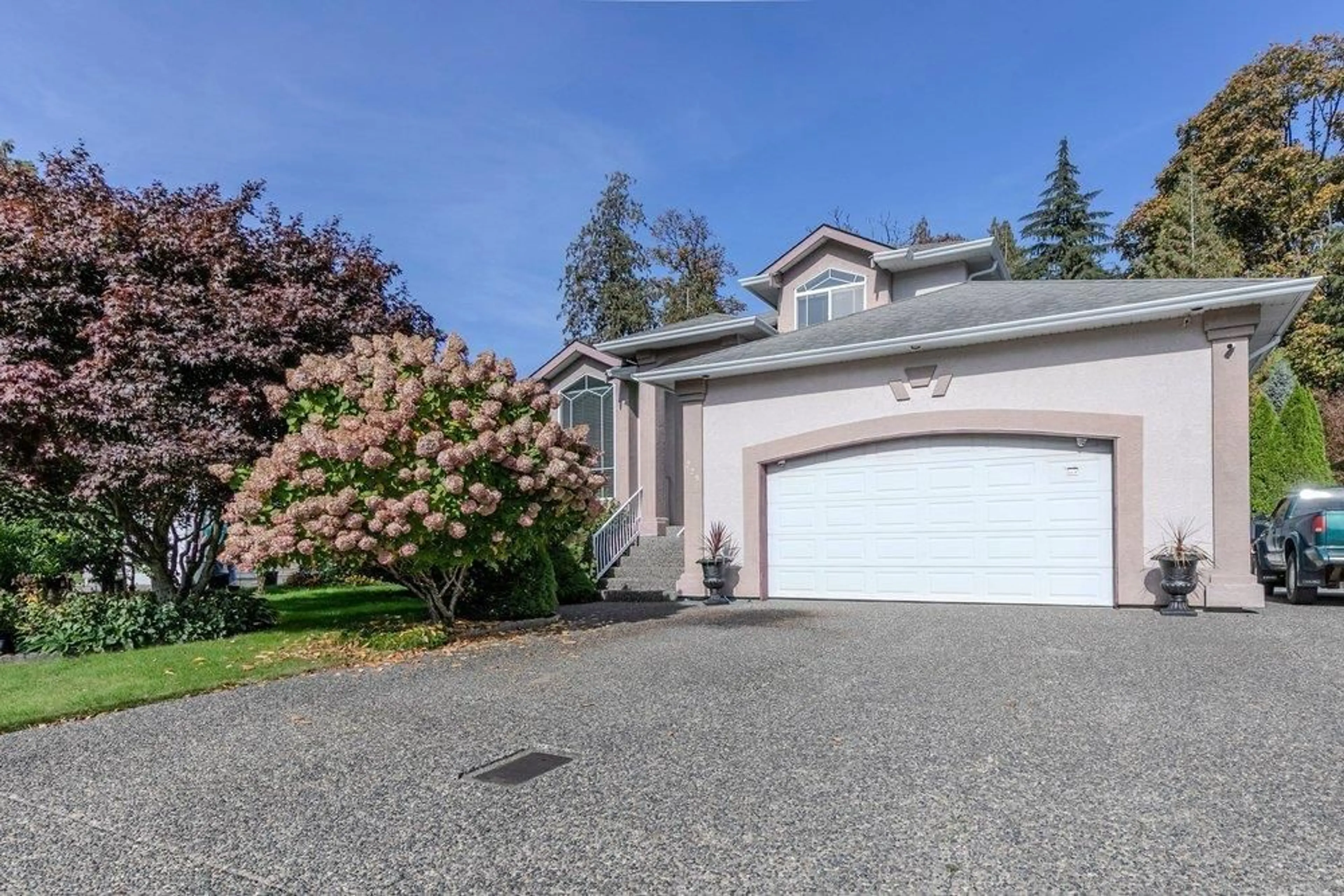 A pic from outside/outdoor area/front of a property/back of a property/a pic from drone, street for 223 BALSAM AVENUE, Harrison Hot Springs British Columbia V0M1K0