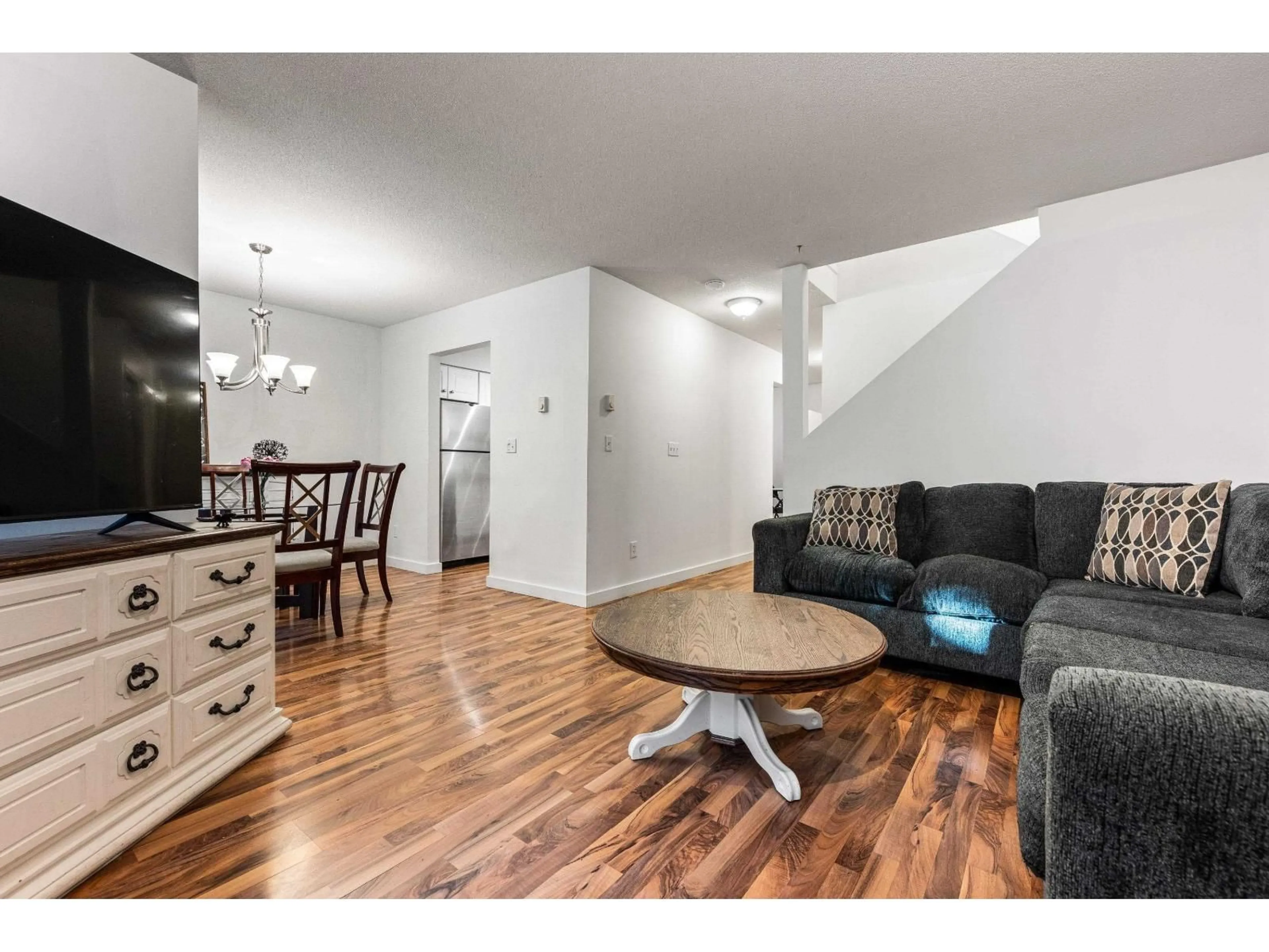 Living room with furniture, wood/laminate floor for 94 - 36060 OLD YALE ROAD, Abbotsford British Columbia V3G2E9