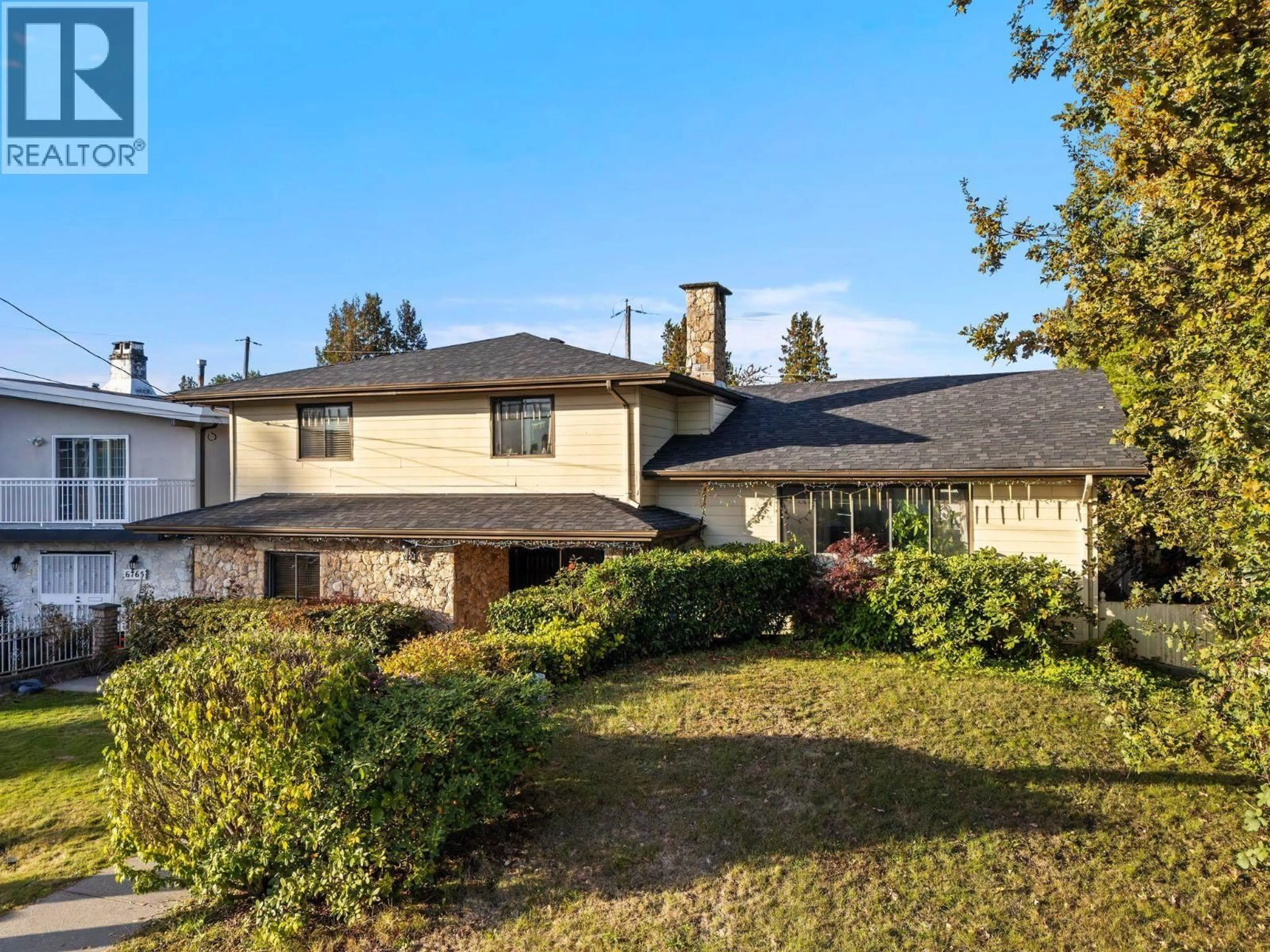 A pic from outside/outdoor area/front of a property/back of a property/a pic from drone, street for 6773 HALIFAX STREET, Burnaby British Columbia V5B2R3