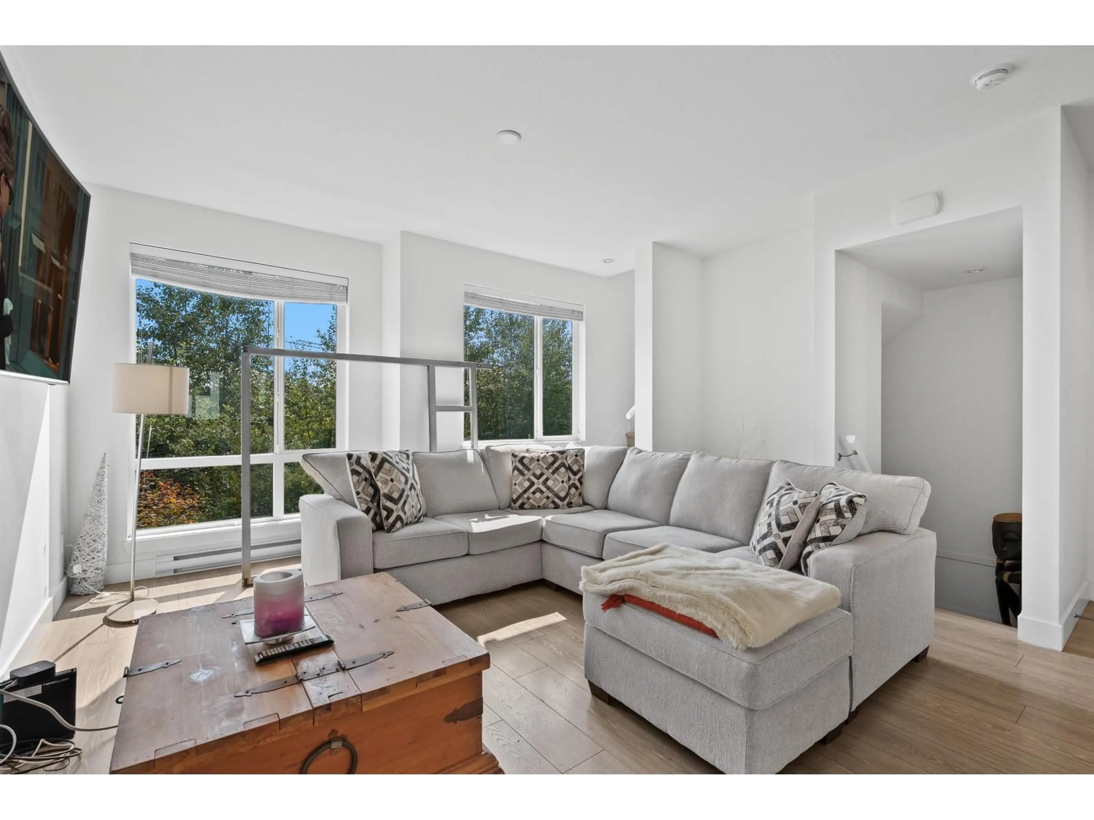 Living room with furniture, unknown for 8 - 16433 19TH AVENUE, Surrey British Columbia V4A9M5