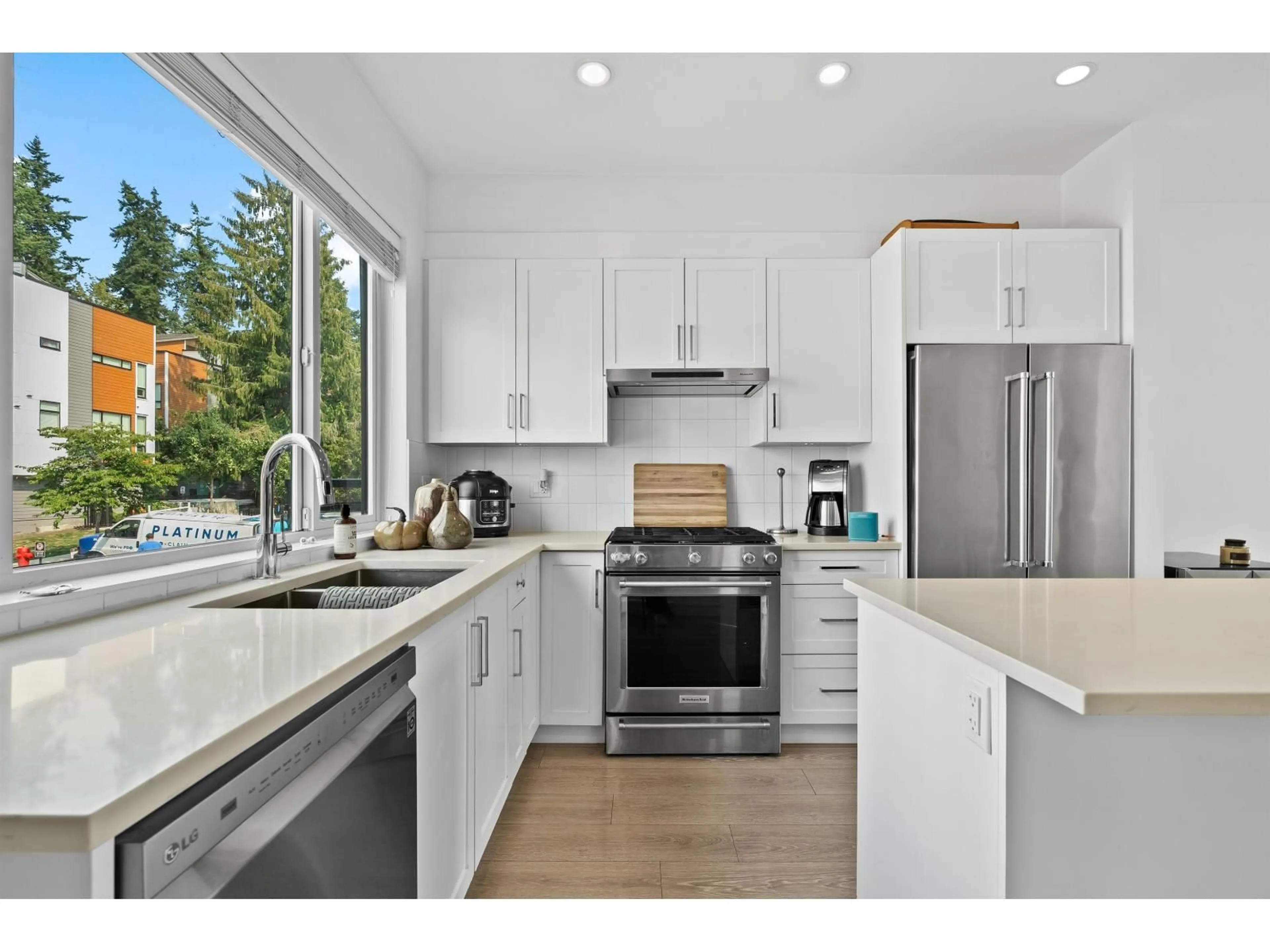 Open concept kitchen, ceramic/tile floor for 8 - 16433 19TH AVENUE, Surrey British Columbia V4A9M5