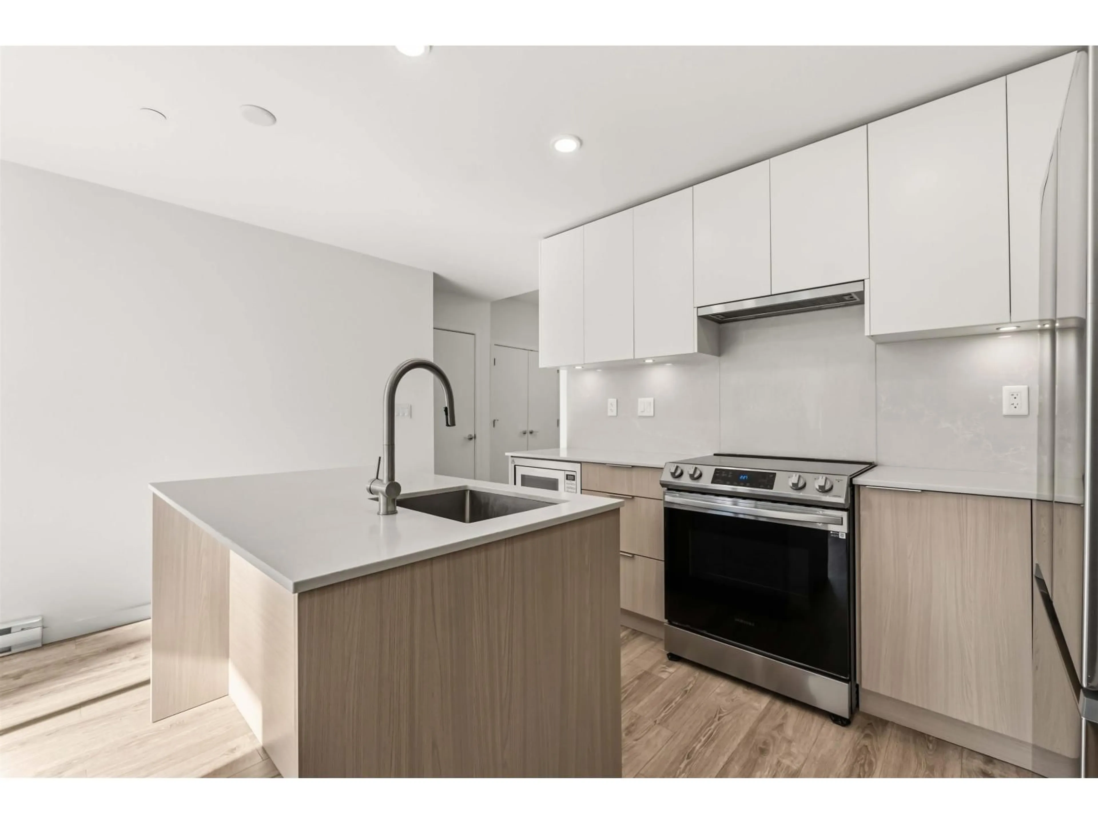 Standard kitchen, unknown for 321 - 13968 LAUREL DRIVE, Surrey British Columbia V3T0S9