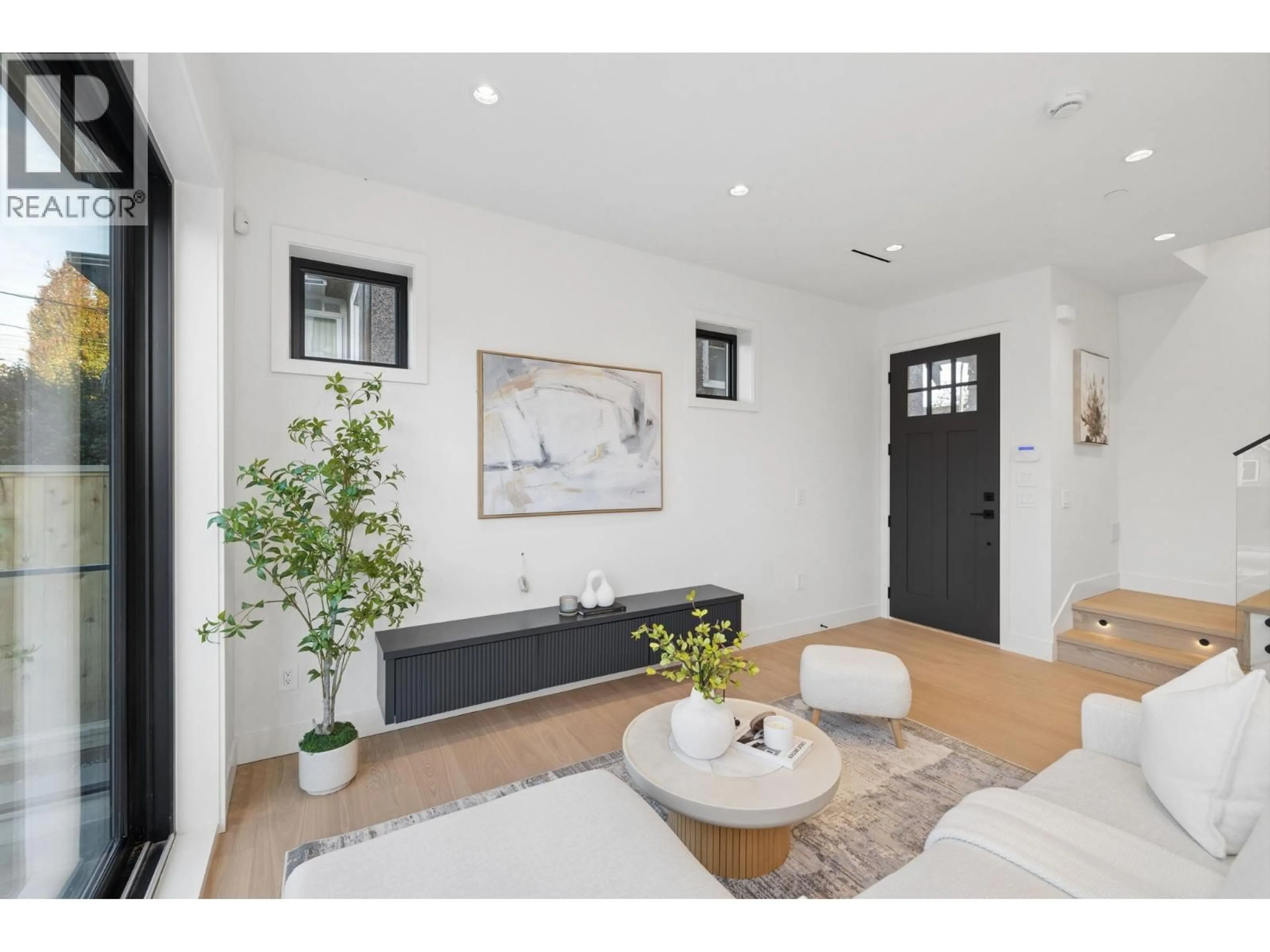 Indoor entryway for 2 - 2733 WILLIAM STREET, Vancouver British Columbia V5K2Y7