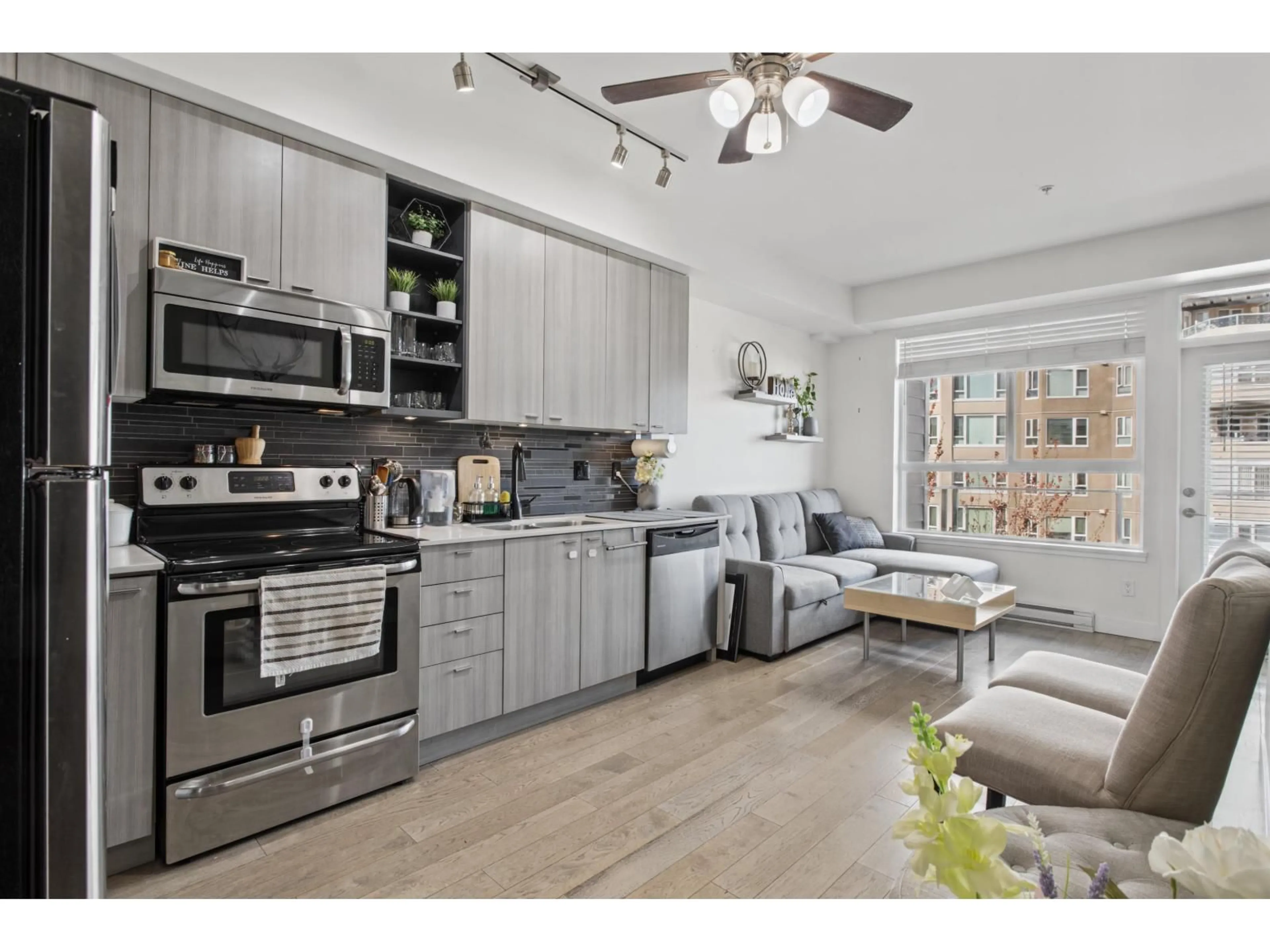 Open concept kitchen, ceramic/tile floor for 512 - 3080 GLADWIN ROAD, Abbotsford British Columbia V2T0G3
