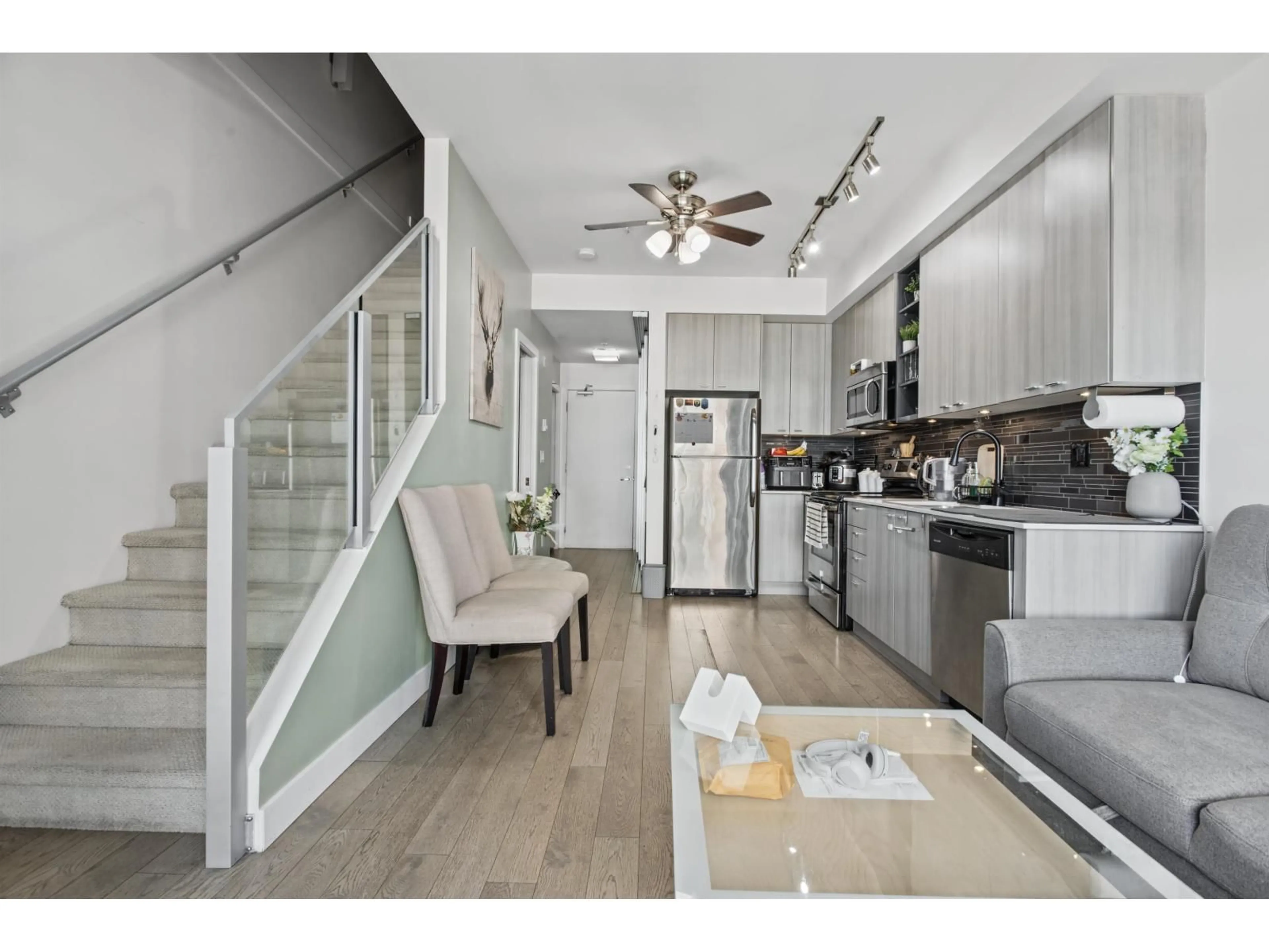 Open concept kitchen, ceramic/tile floor for 512 - 3080 GLADWIN ROAD, Abbotsford British Columbia V2T0G3